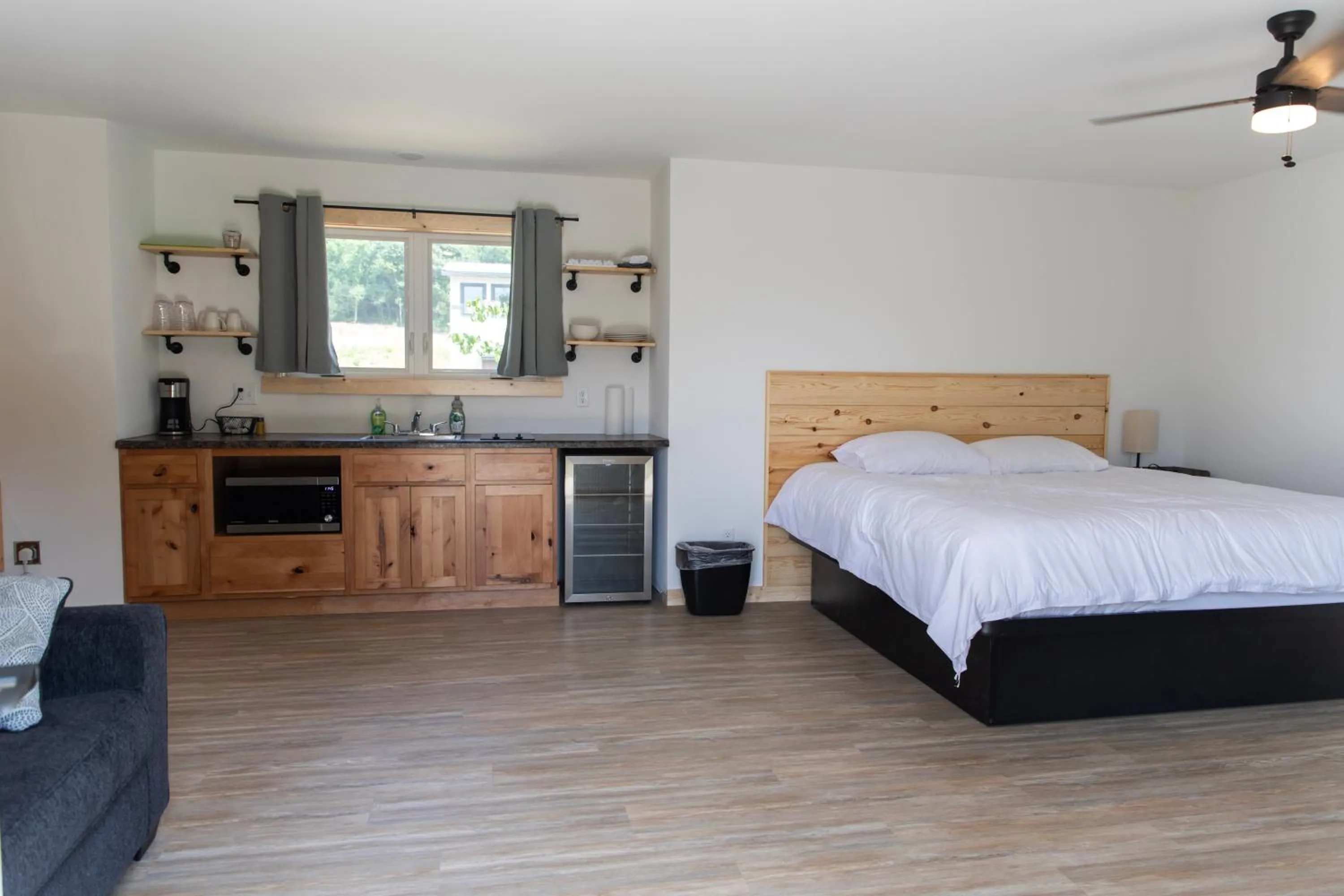 Kitchen or kitchenette, Bed in Bluffside Gardens