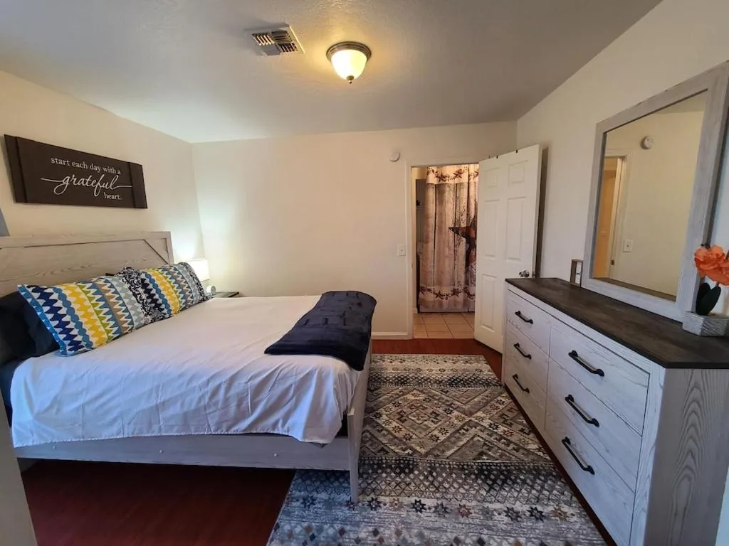 Bed in 2bed 1 bath condo near Nellis afb & the strip