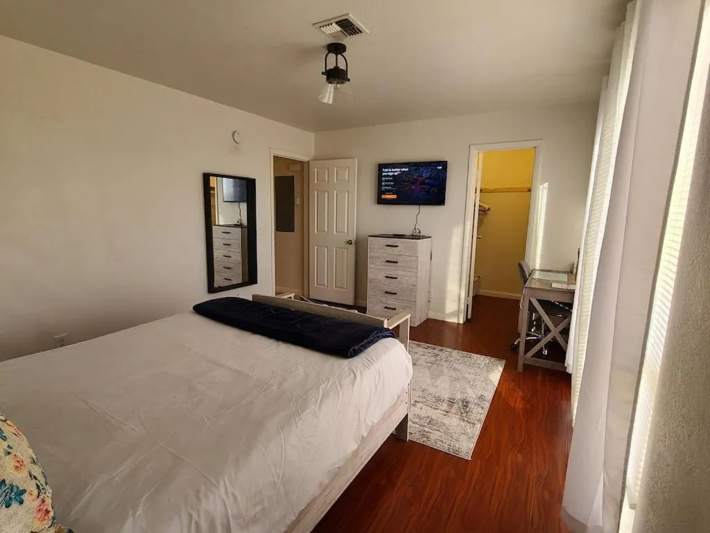Bed in 2bed 1 bath condo near Nellis afb & the strip