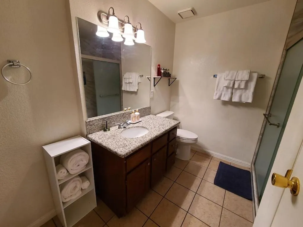 2bed 1 bath condo near Nellis afb & the strip