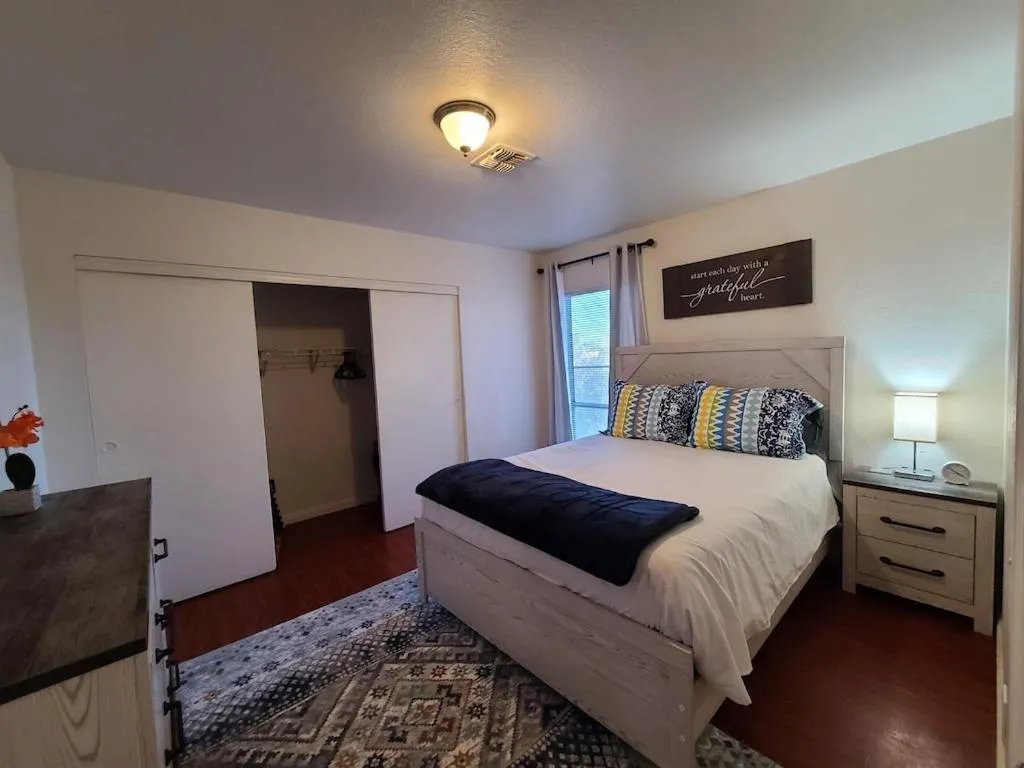 Bed in 2bed 1 bath condo near Nellis afb & the strip