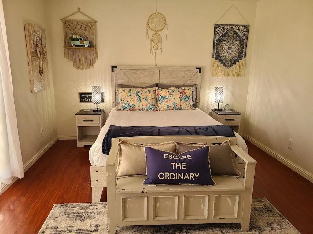 Bed in 2bed 1 bath condo near Nellis afb & the strip