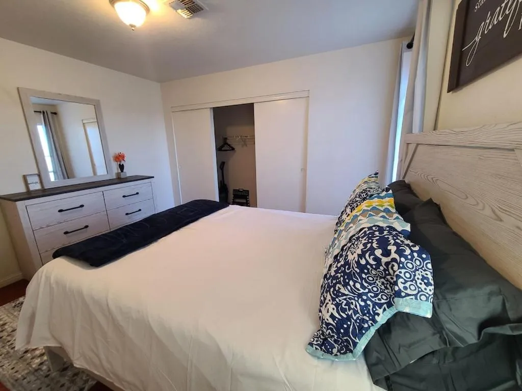Bed in 2bed 1 bath condo near Nellis afb & the strip