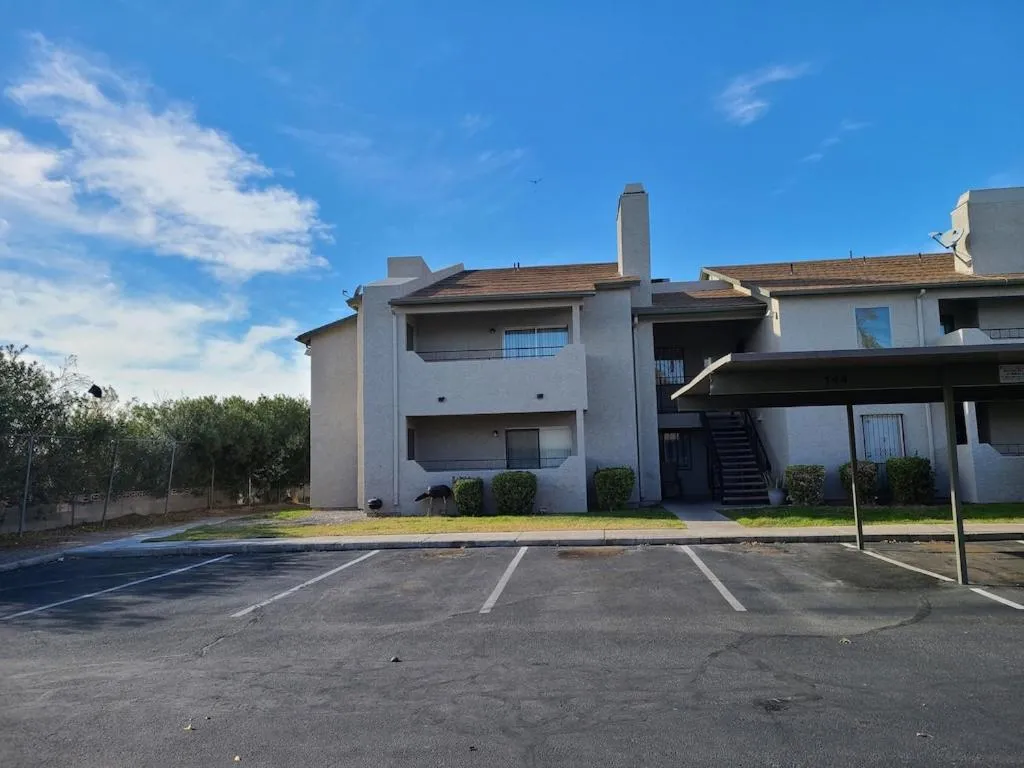 2bed 1 bath condo near Nellis afb & the strip