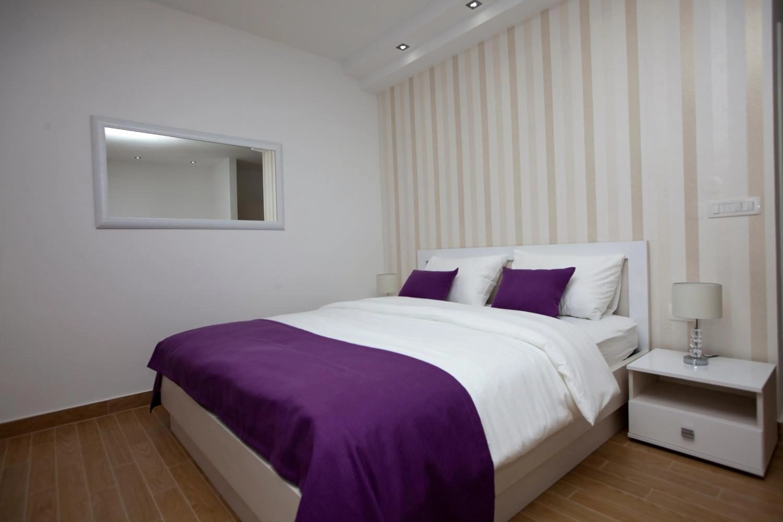 Photo of the whole room, Bed in Rooms Ino