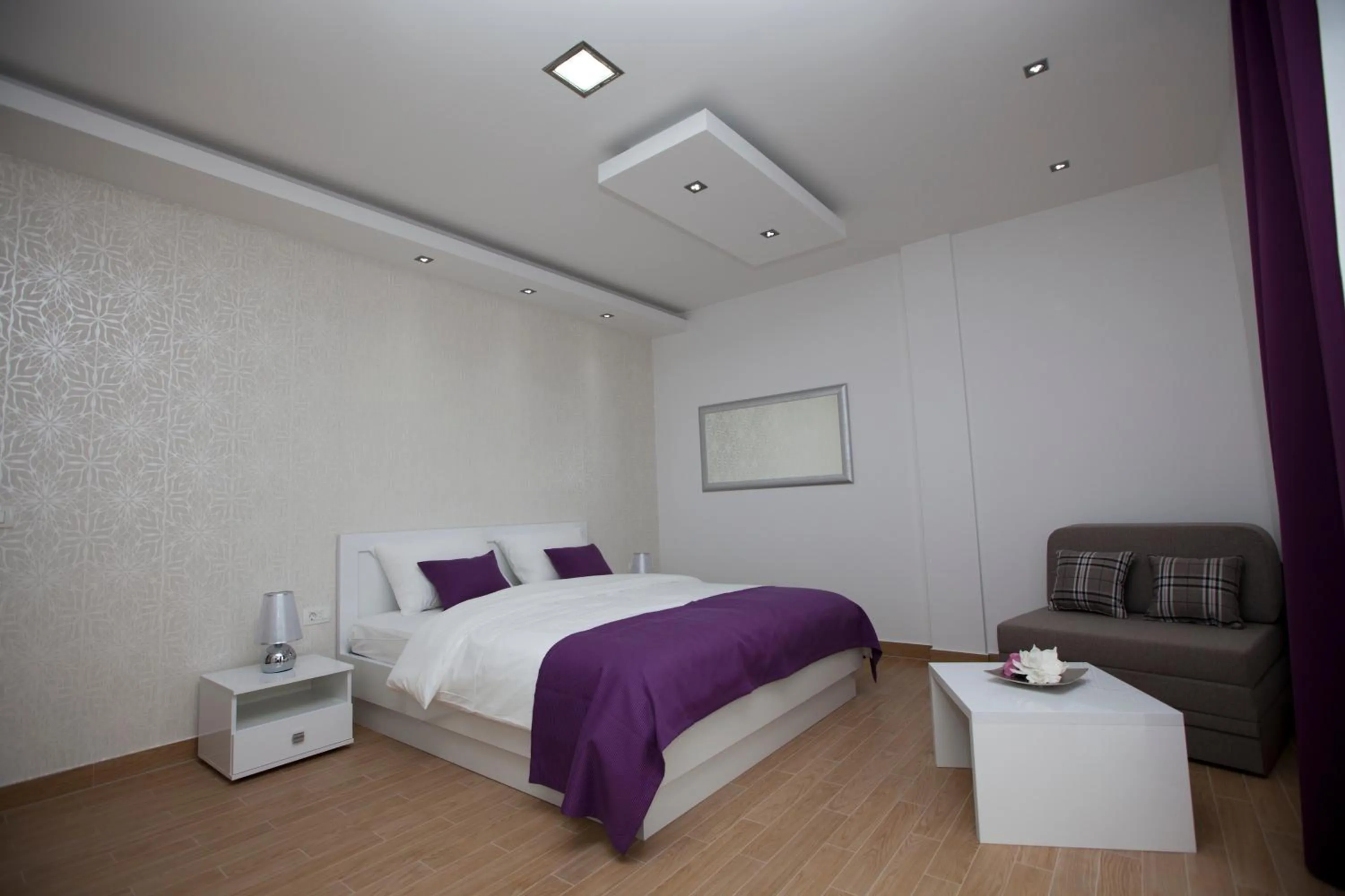 Photo of the whole room, Bed in Rooms Ino