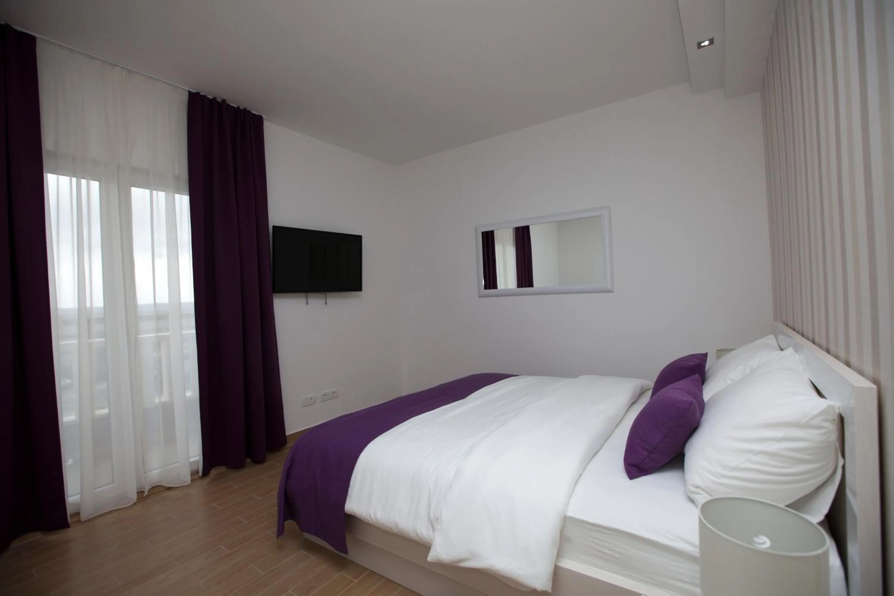 Photo of the whole room, Bed in Rooms Ino