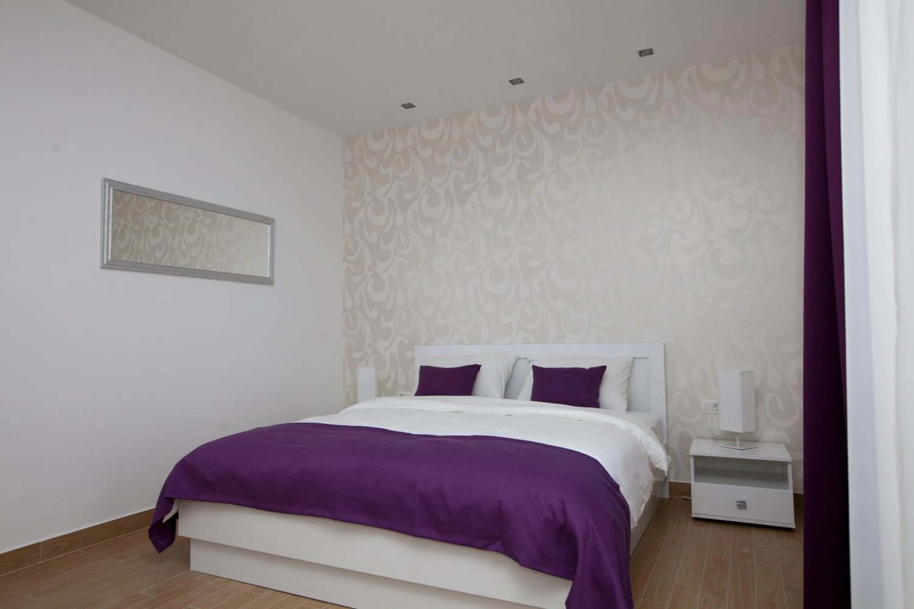 Photo of the whole room, Bed in Rooms Ino