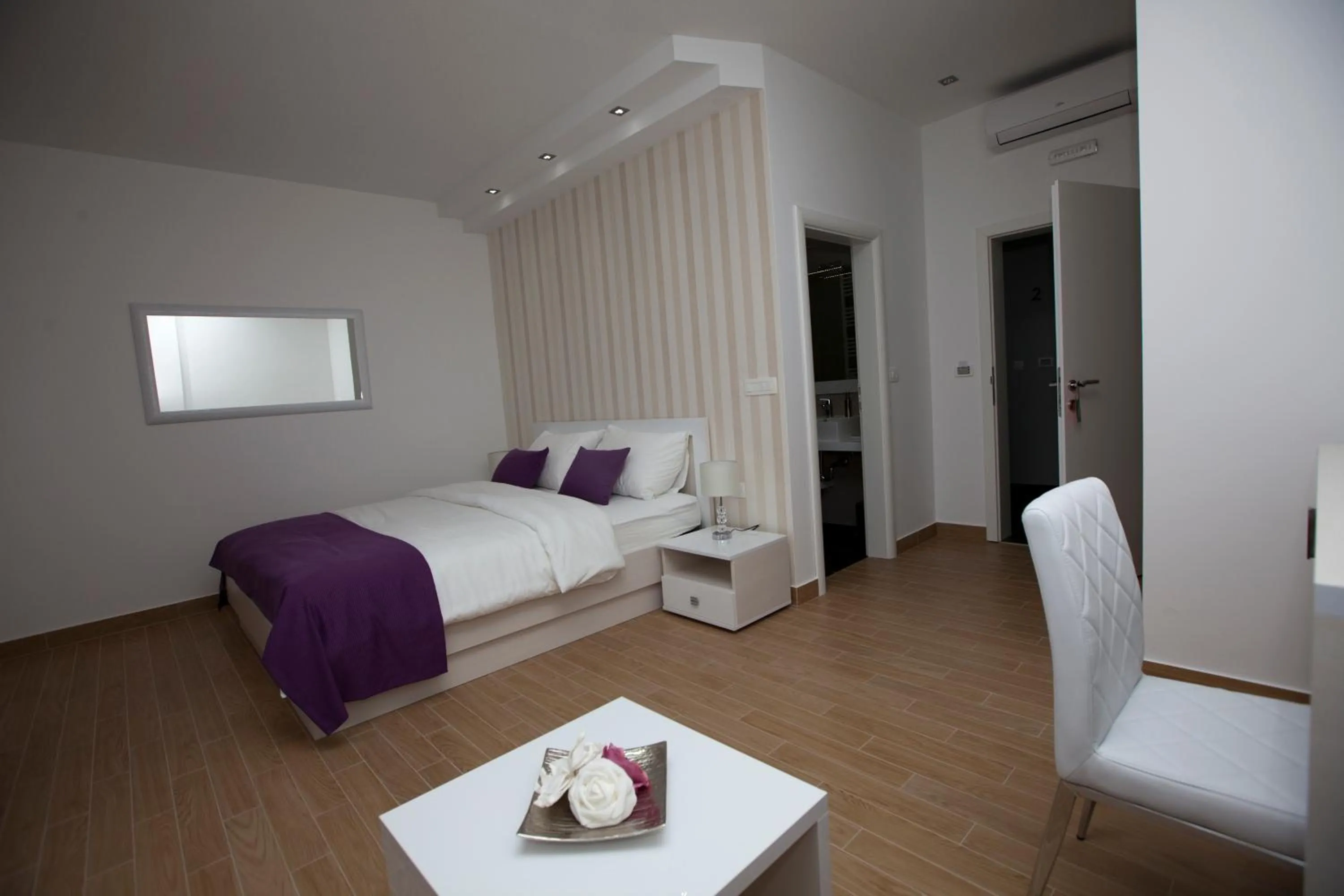 Photo of the whole room, Bed in Rooms Ino