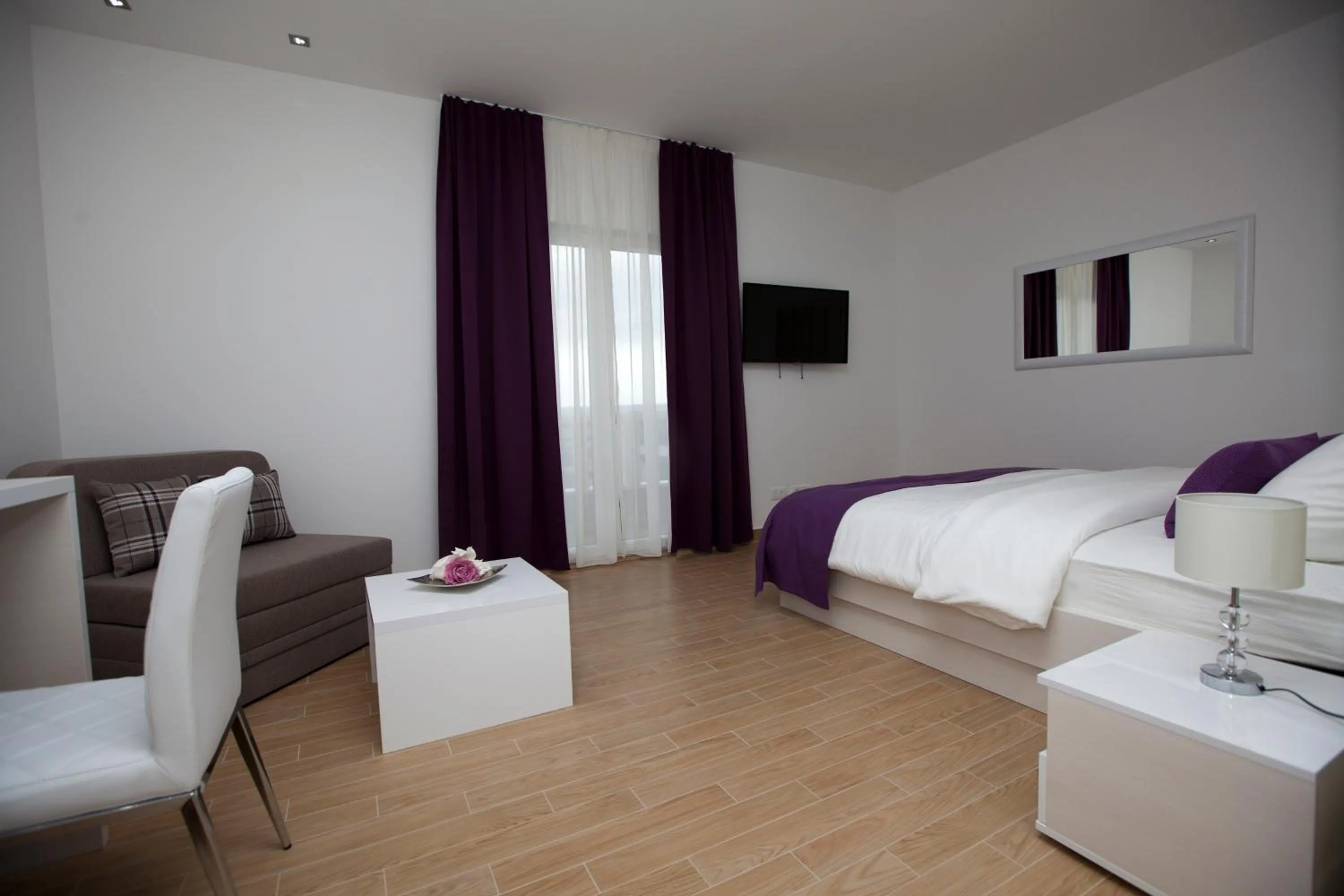 Photo of the whole room, Bed in Rooms Ino