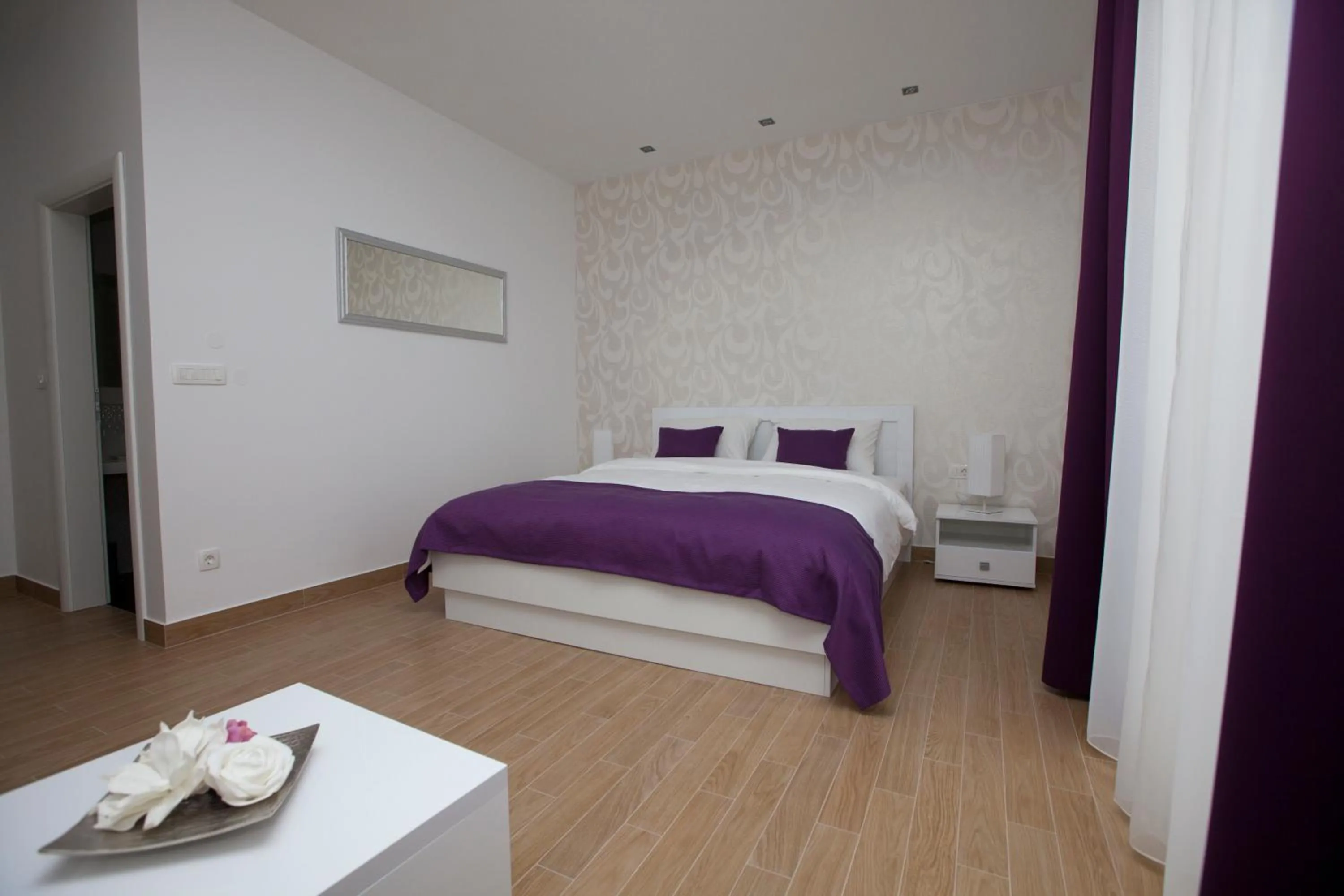 Photo of the whole room, Bed in Rooms Ino