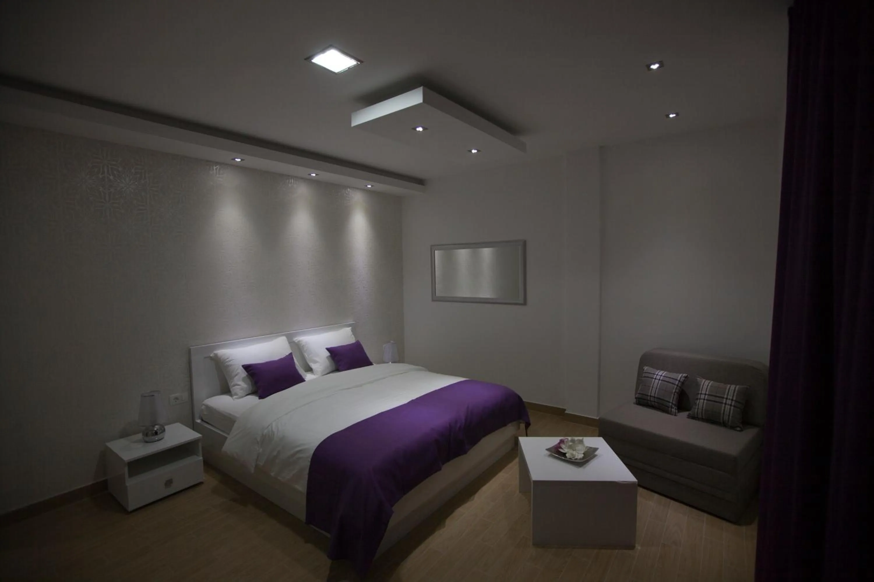 Photo of the whole room, Bed in Rooms Ino