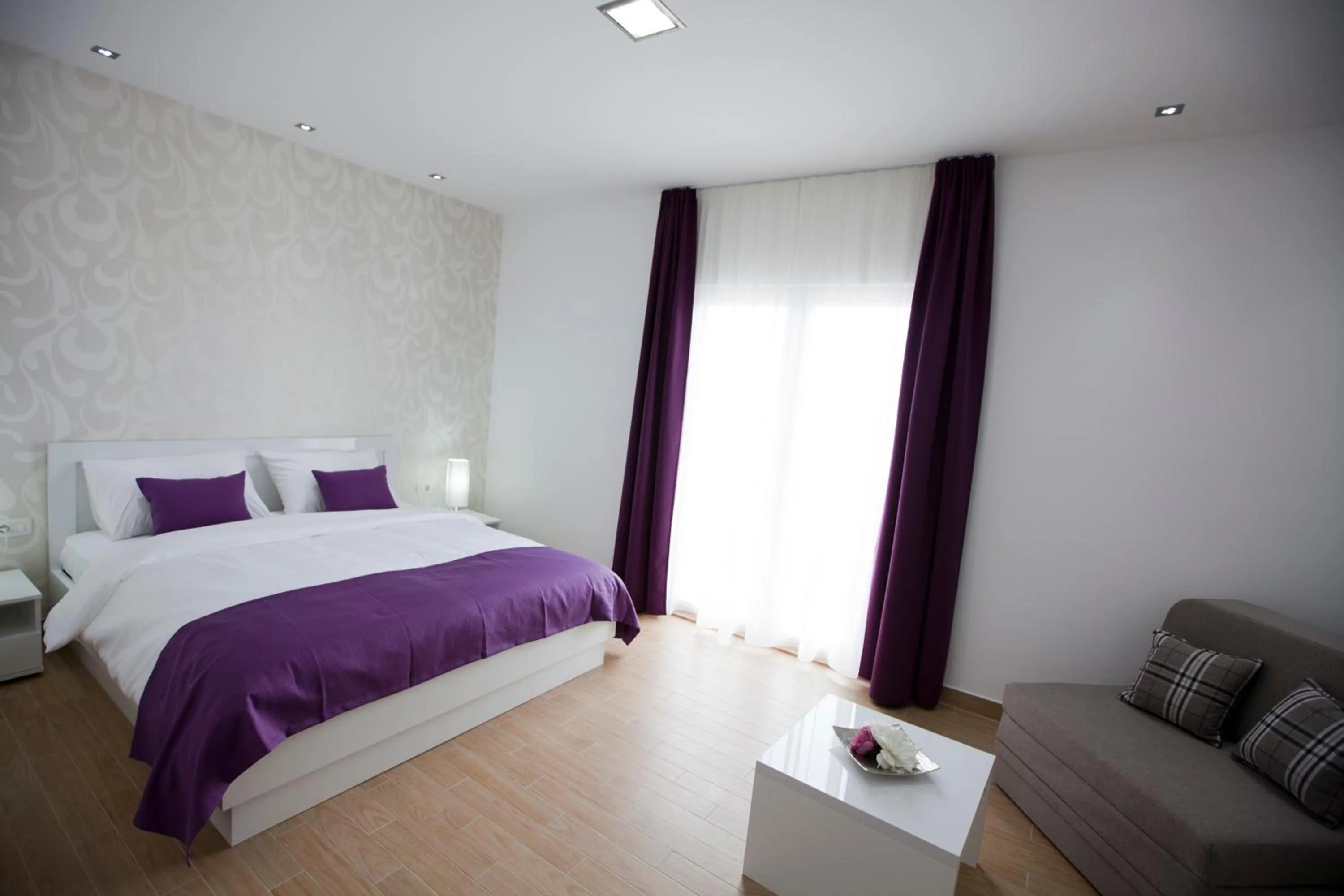 Photo of the whole room, Bed in Rooms Ino