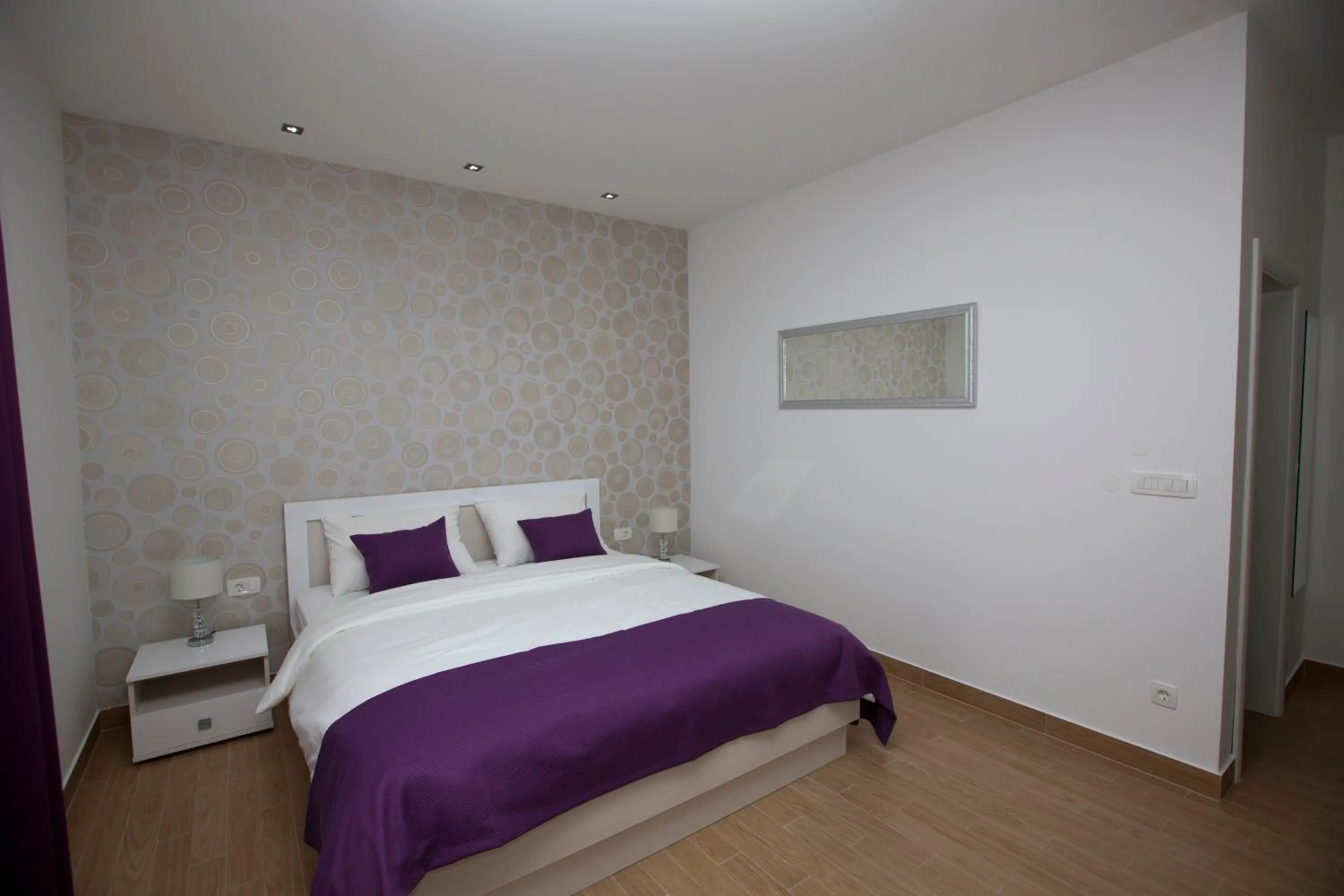 Photo of the whole room, Bed in Rooms Ino