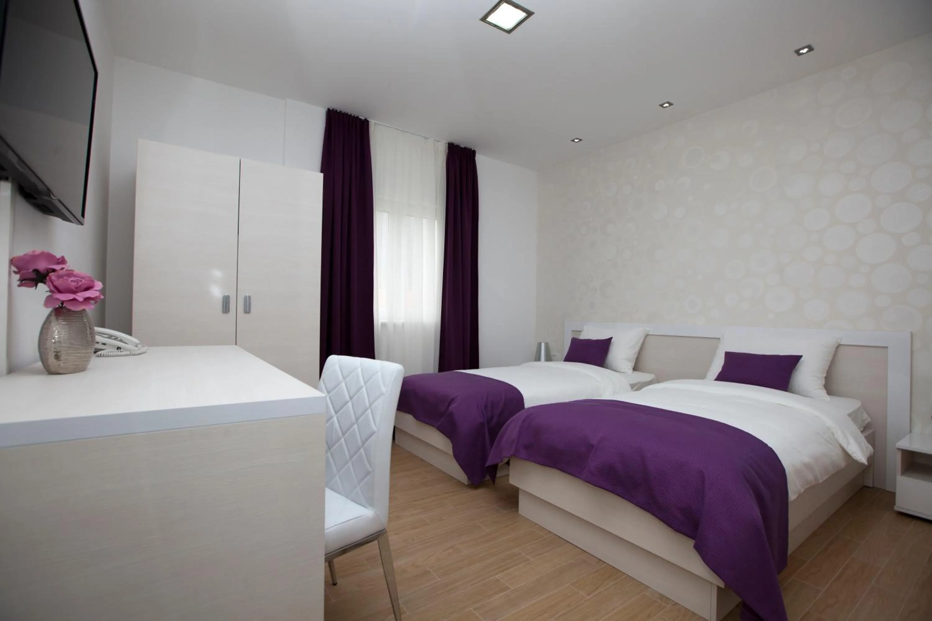 Photo of the whole room, Bed in Rooms Ino