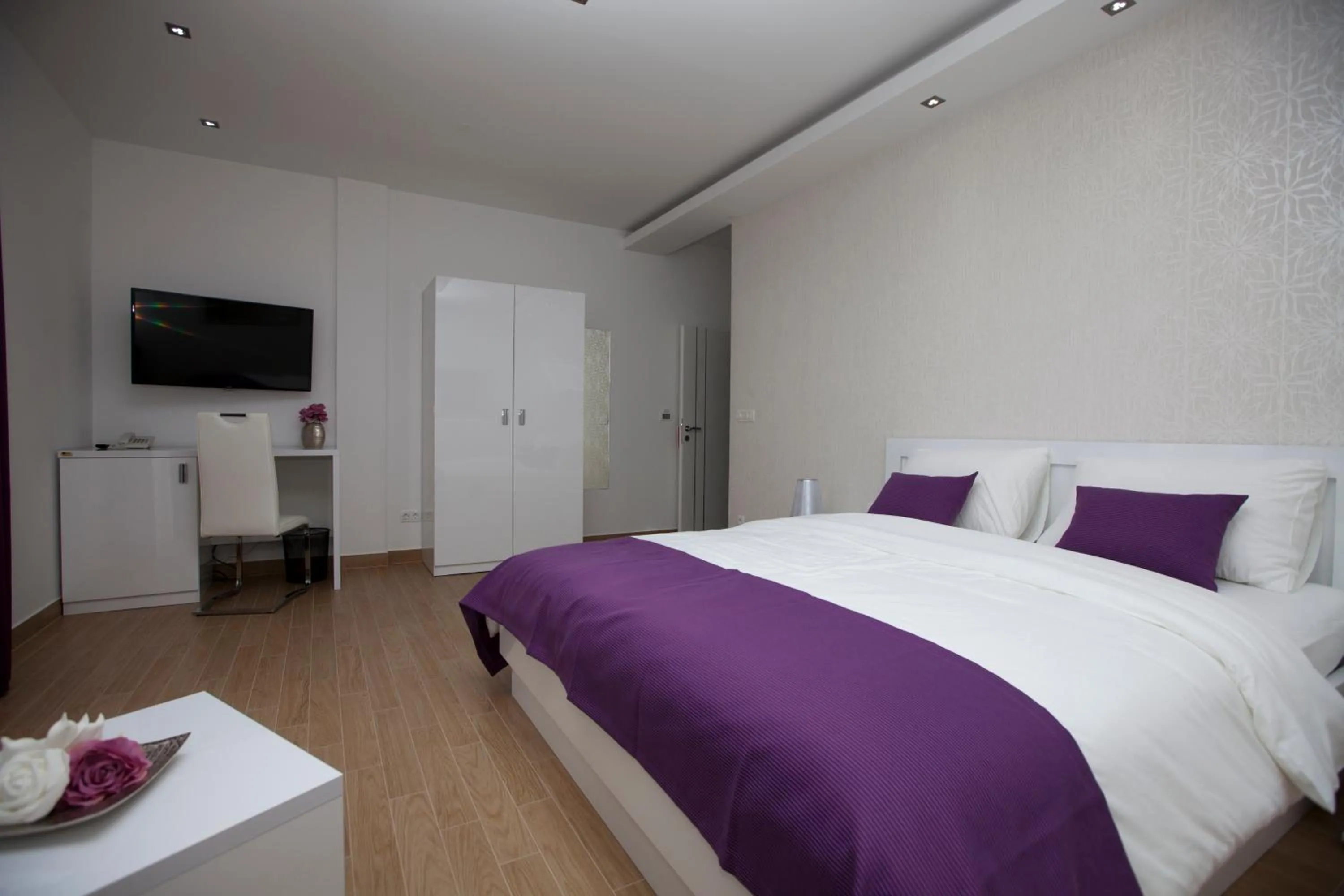Photo of the whole room, Bed in Rooms Ino