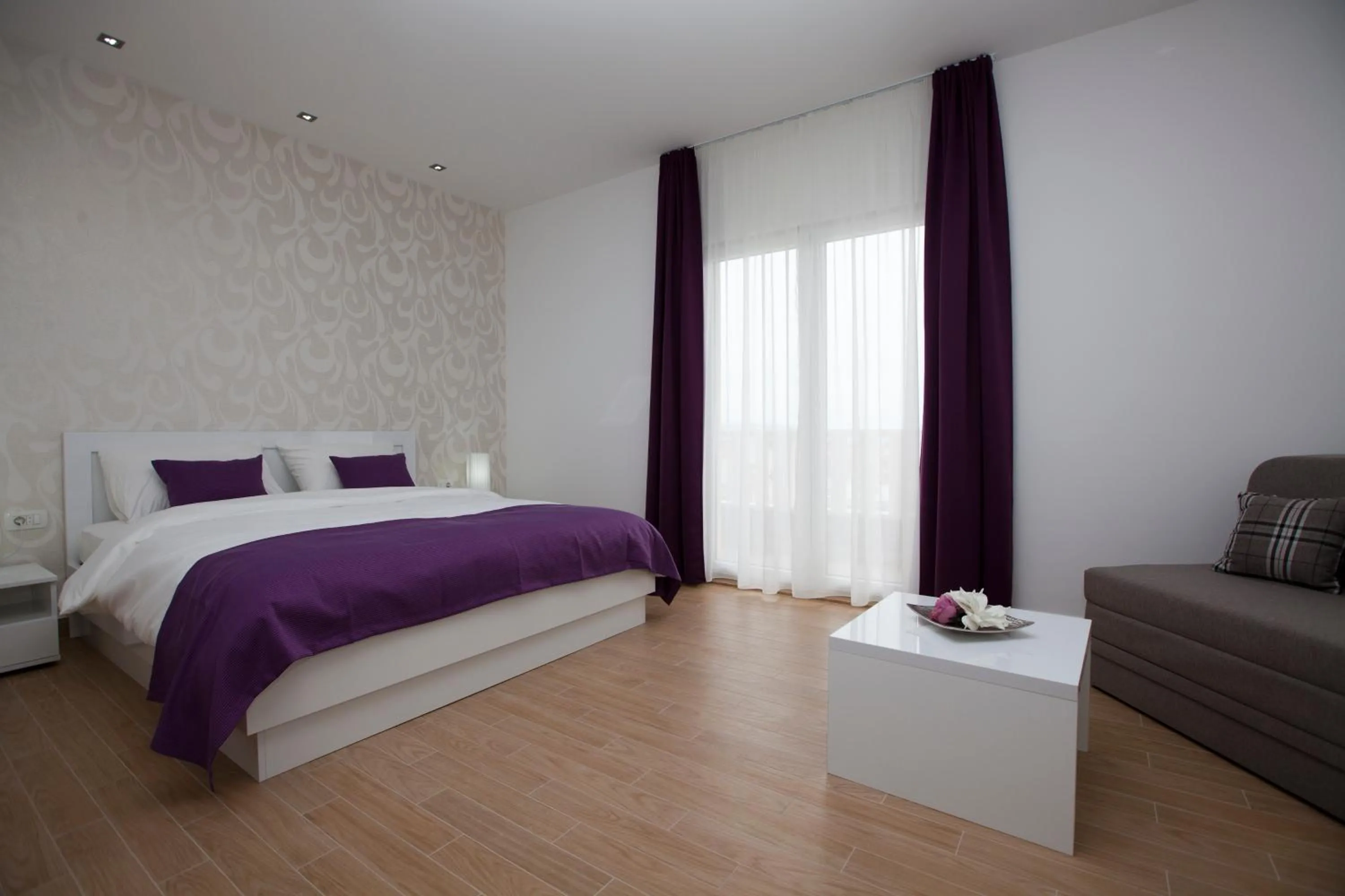 Photo of the whole room, Bed in Rooms Ino