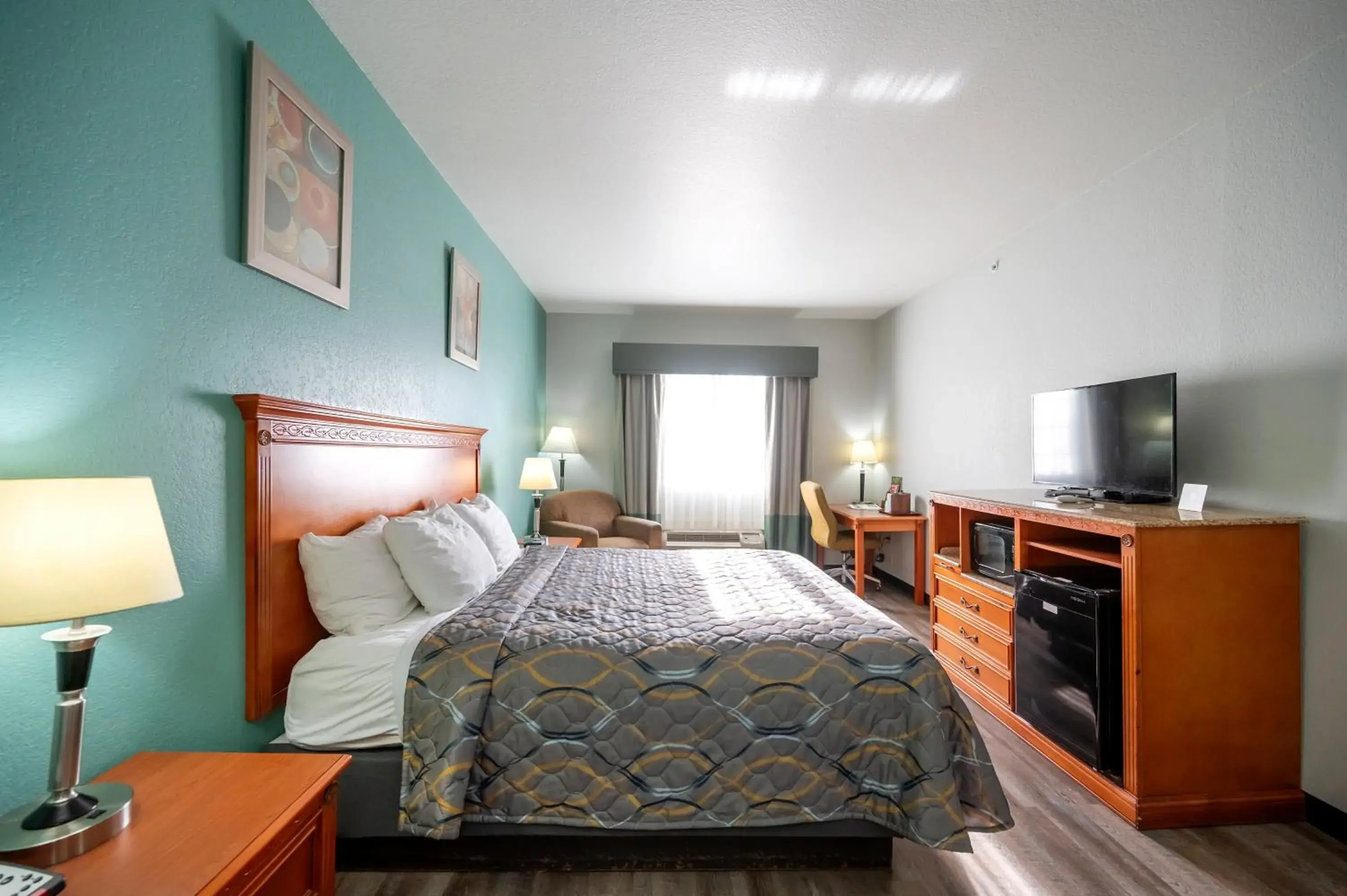 King Room in HiWay Inn Express of Broken Bow King Room in HiWay Inn Express of Broken Bow