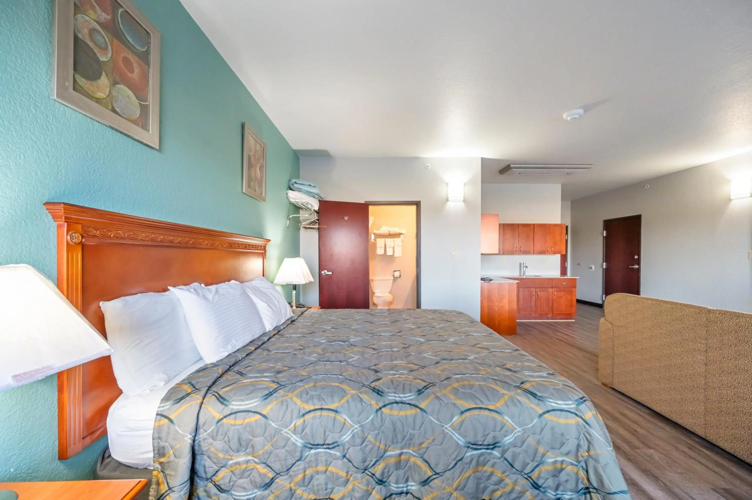 Photo of the whole room, Bed in HiWay Inn Express of Broken Bow