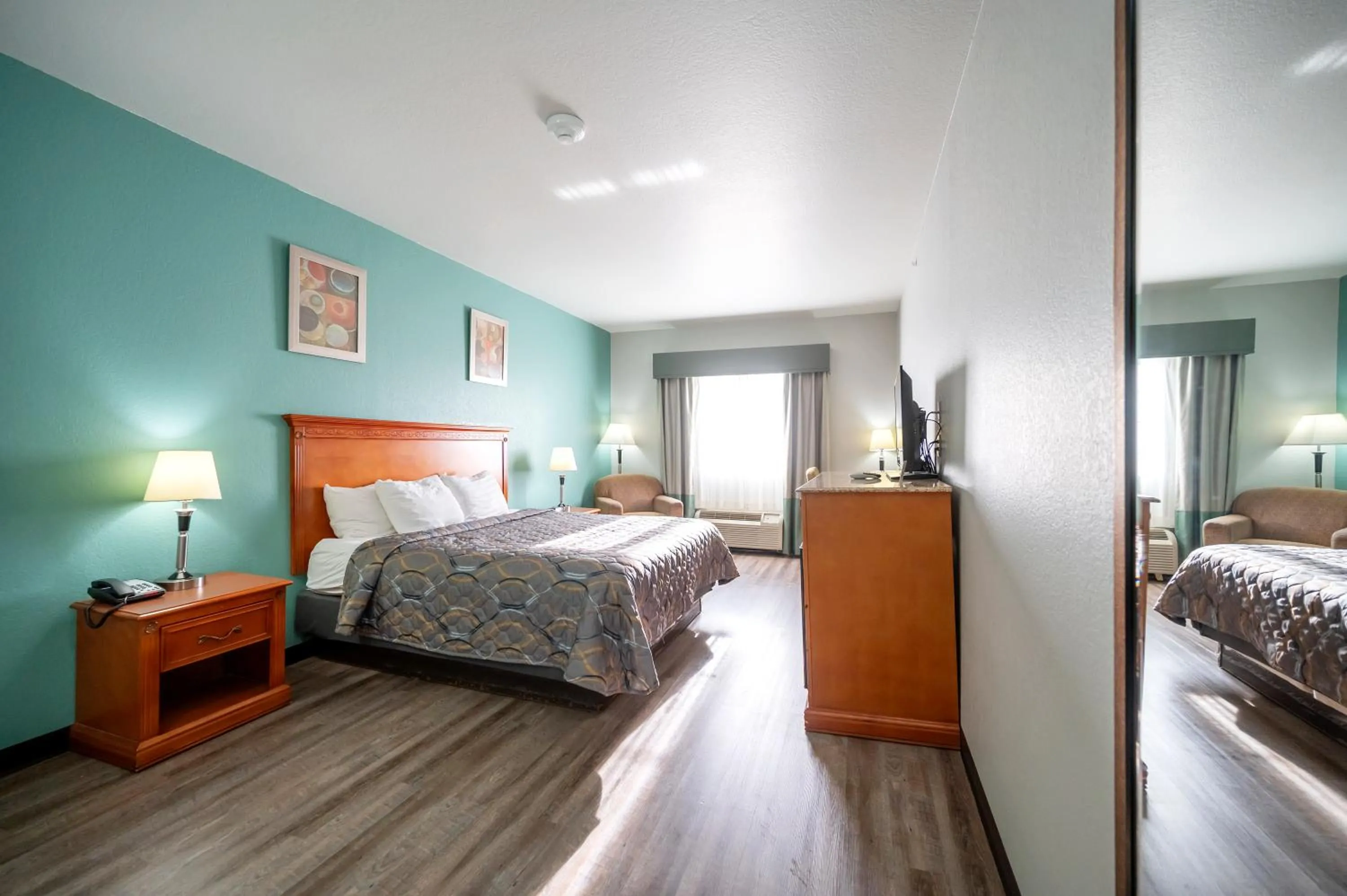 Photo of the whole room, Bed in HiWay Inn Express of Broken Bow