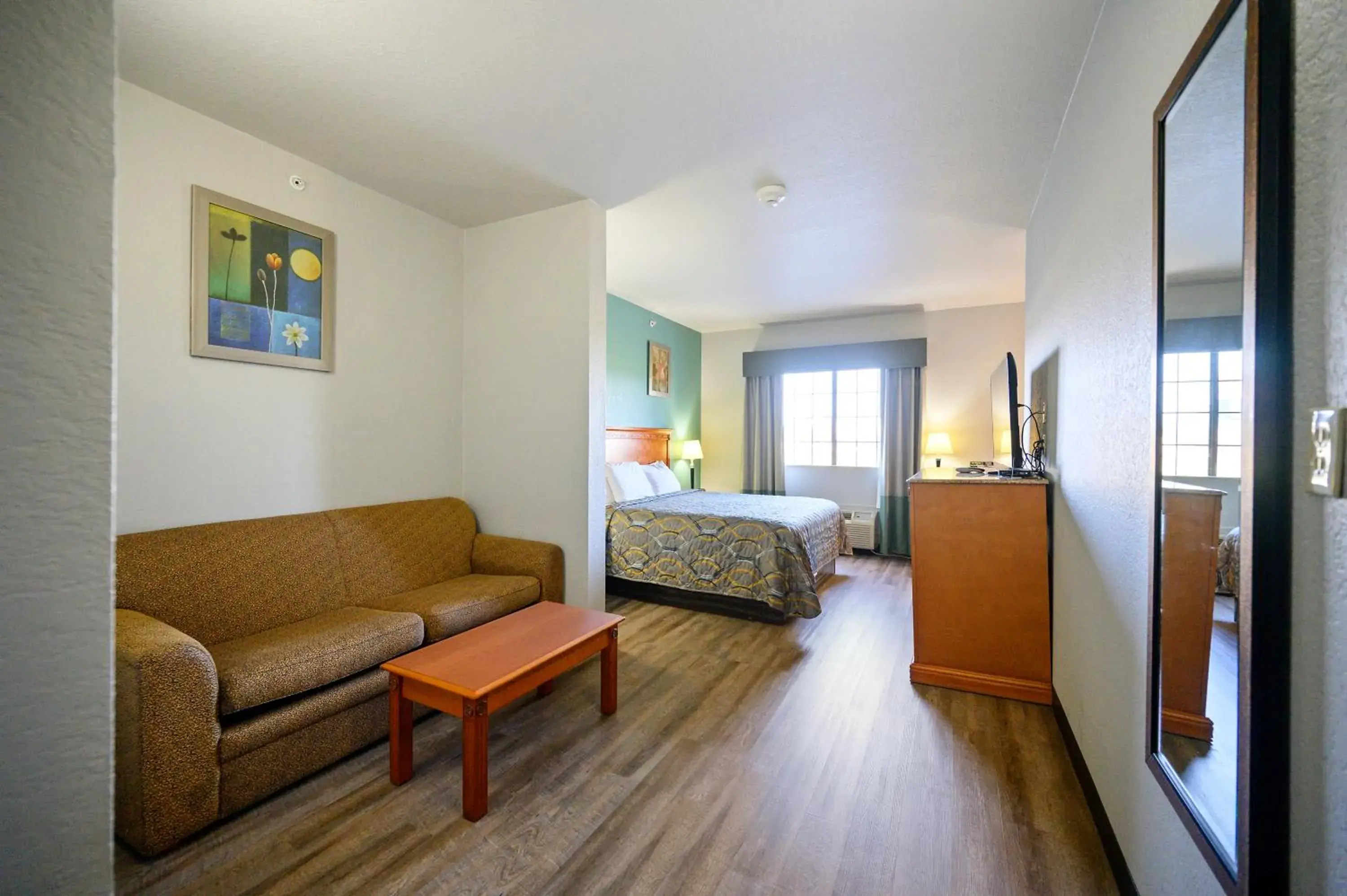 King Suite with Sofa Bed in HiWay Inn Express of Broken Bow King Suite with Sofa Bed in HiWay Inn Express of Broken Bow