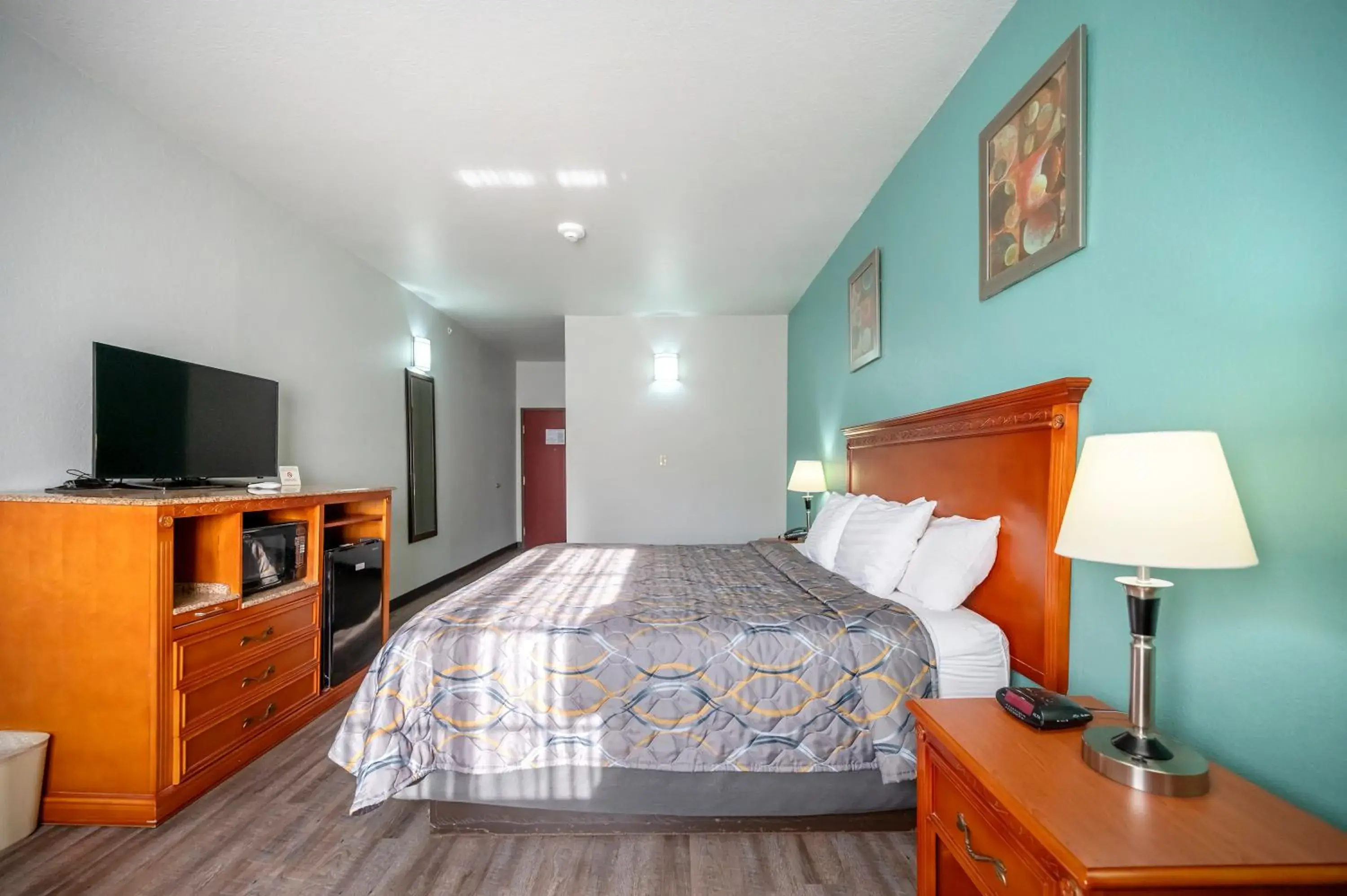 King Room in HiWay Inn Express of Broken Bow King Room in HiWay Inn Express of Broken Bow