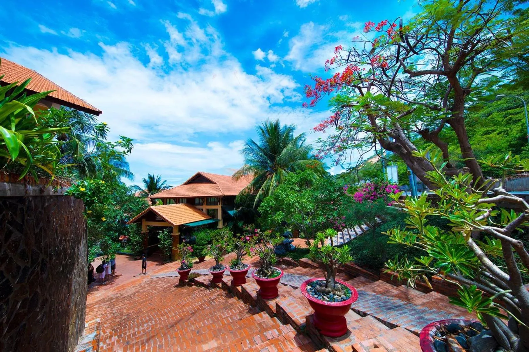 Hon Rom Central Beach Resort