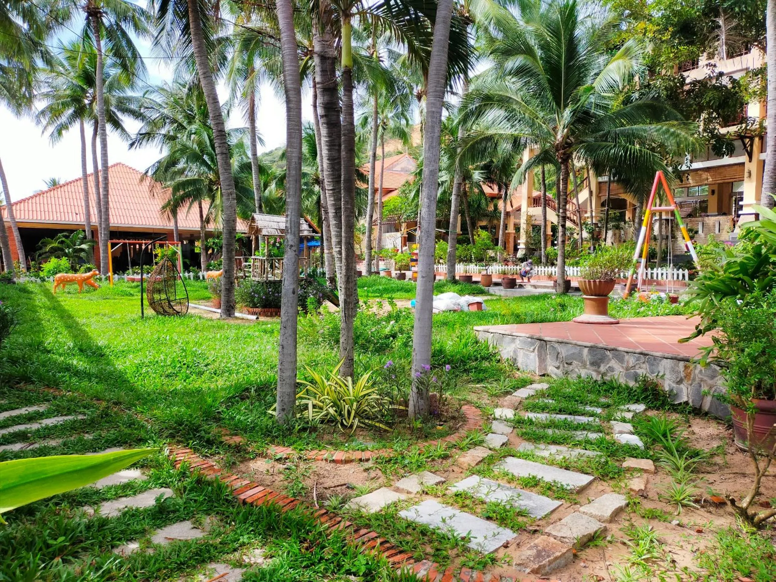 Hon Rom Central Beach Resort