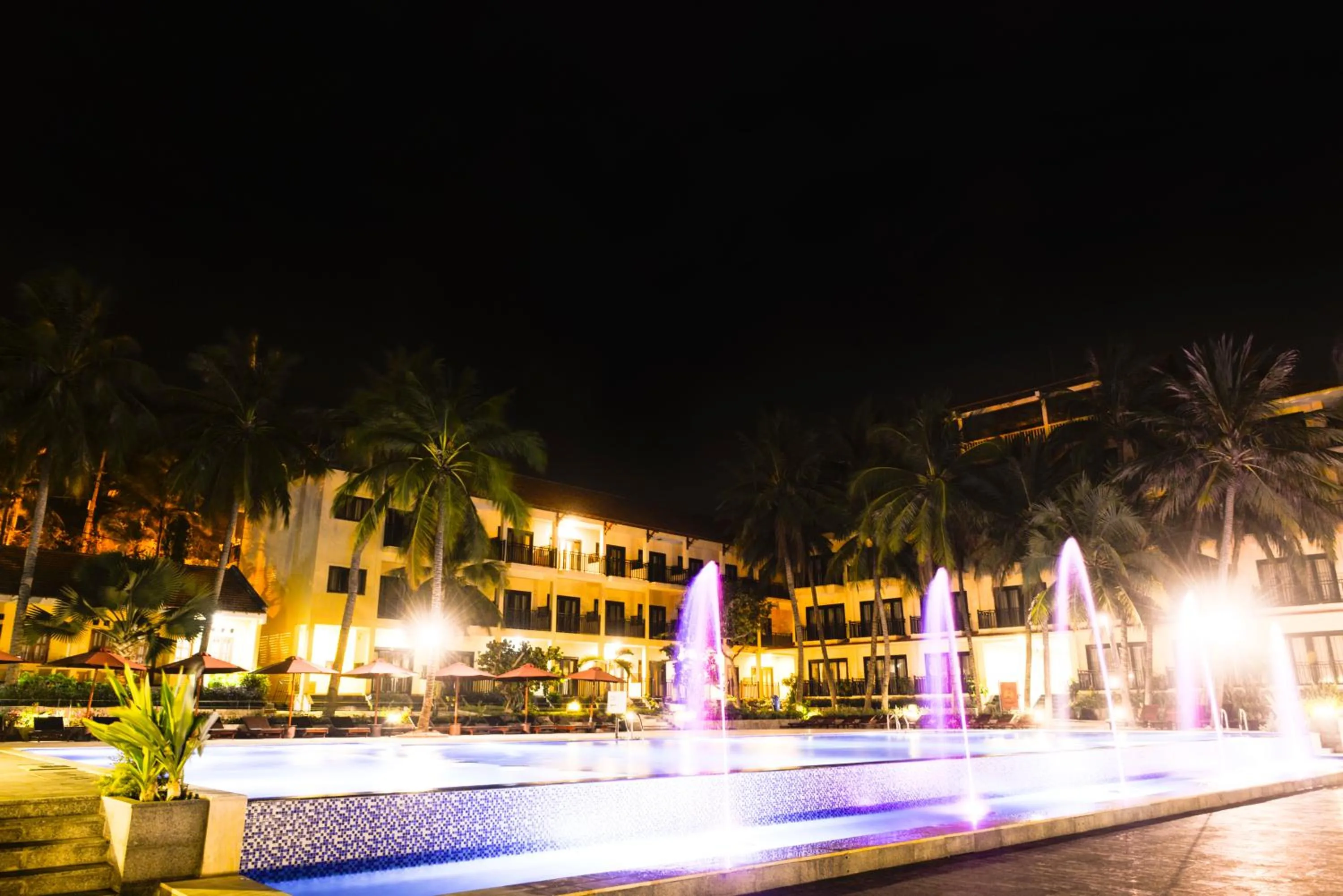 Hon Rom Central Beach Resort