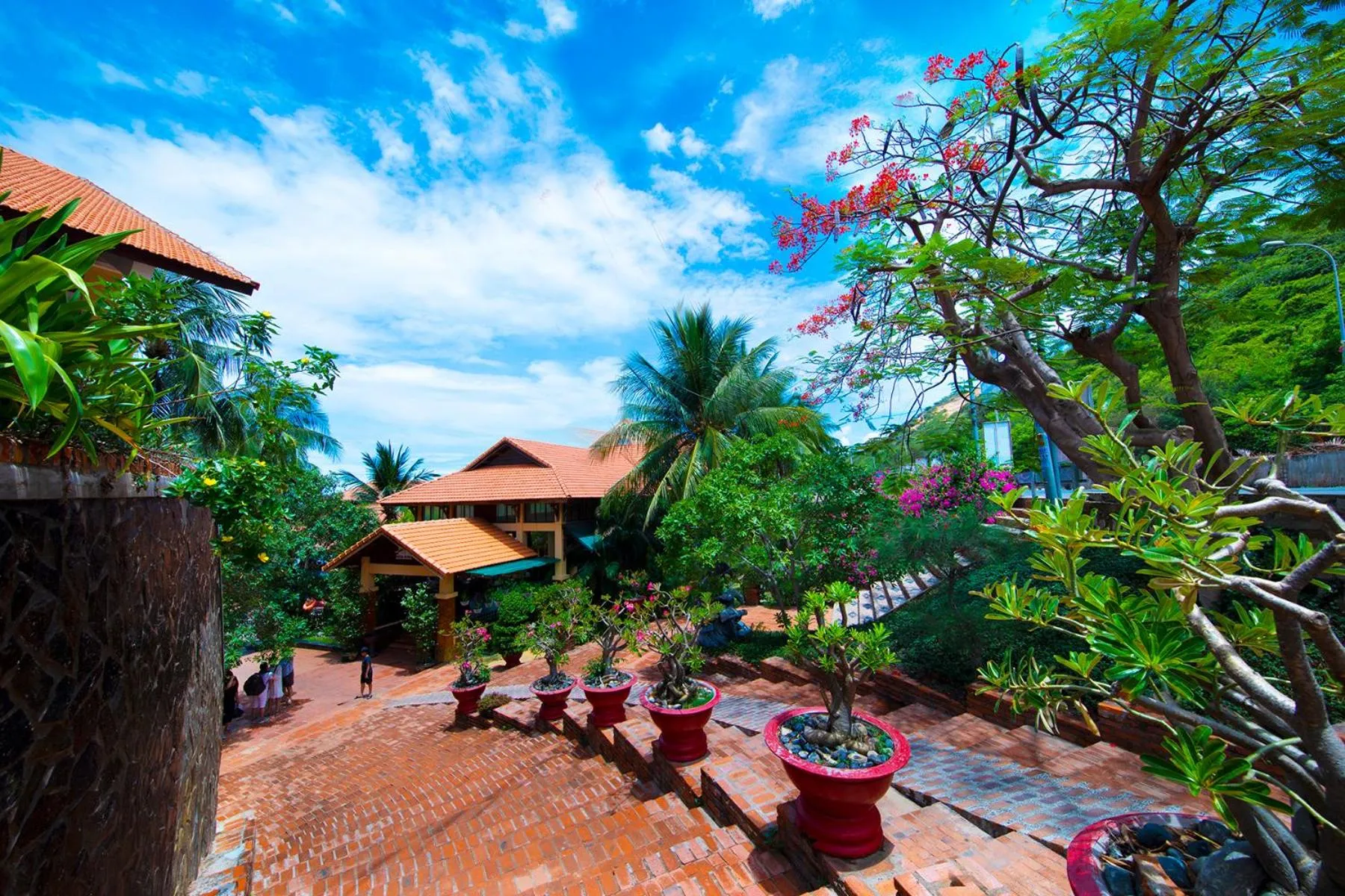 Hon Rom Central Beach Resort