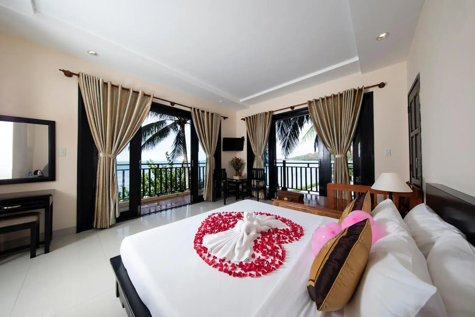 Bed in Hon Rom Central Beach Resort Bed in Hon Rom Central Beach Resort