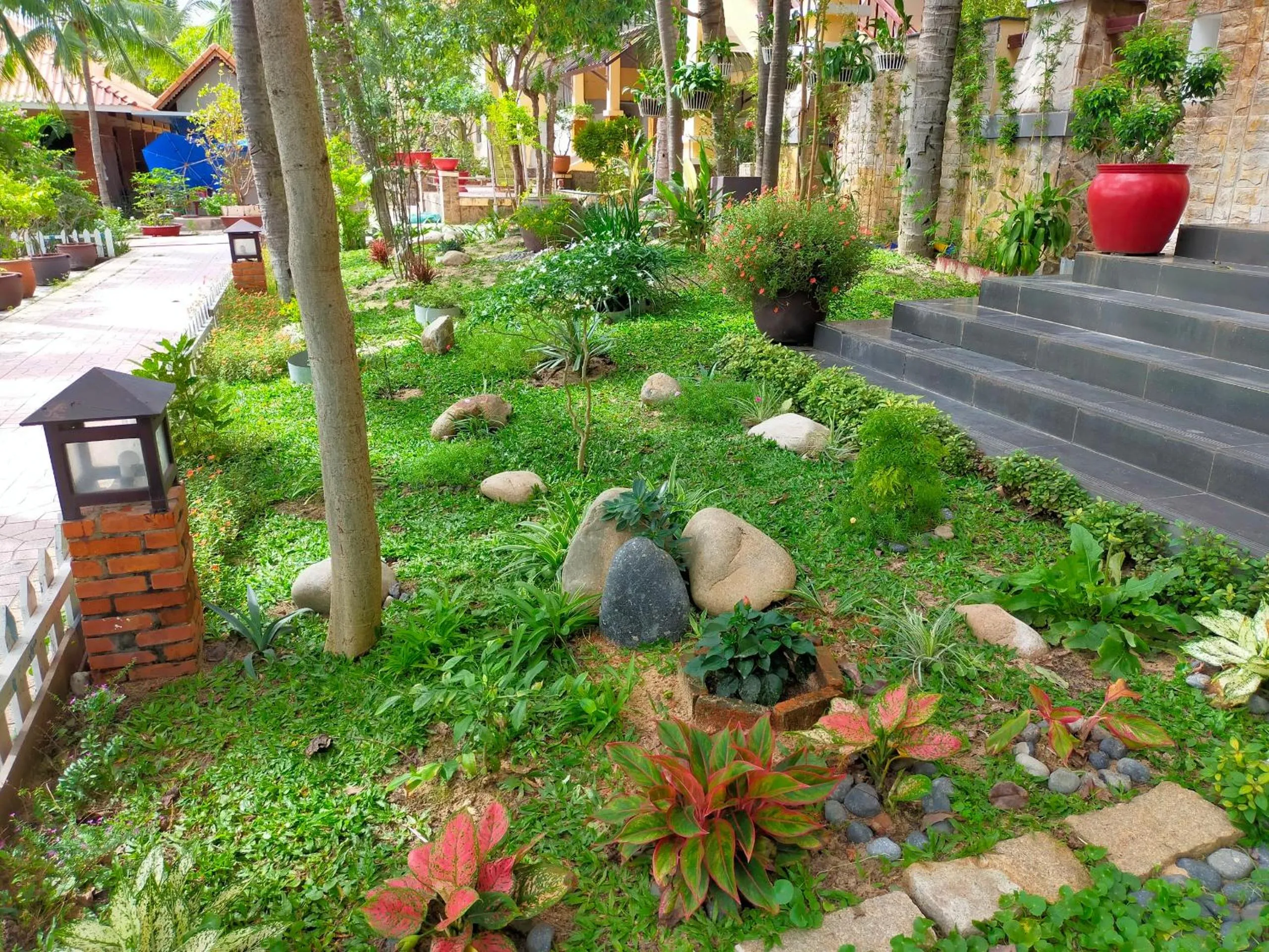 Hon Rom Central Beach Resort