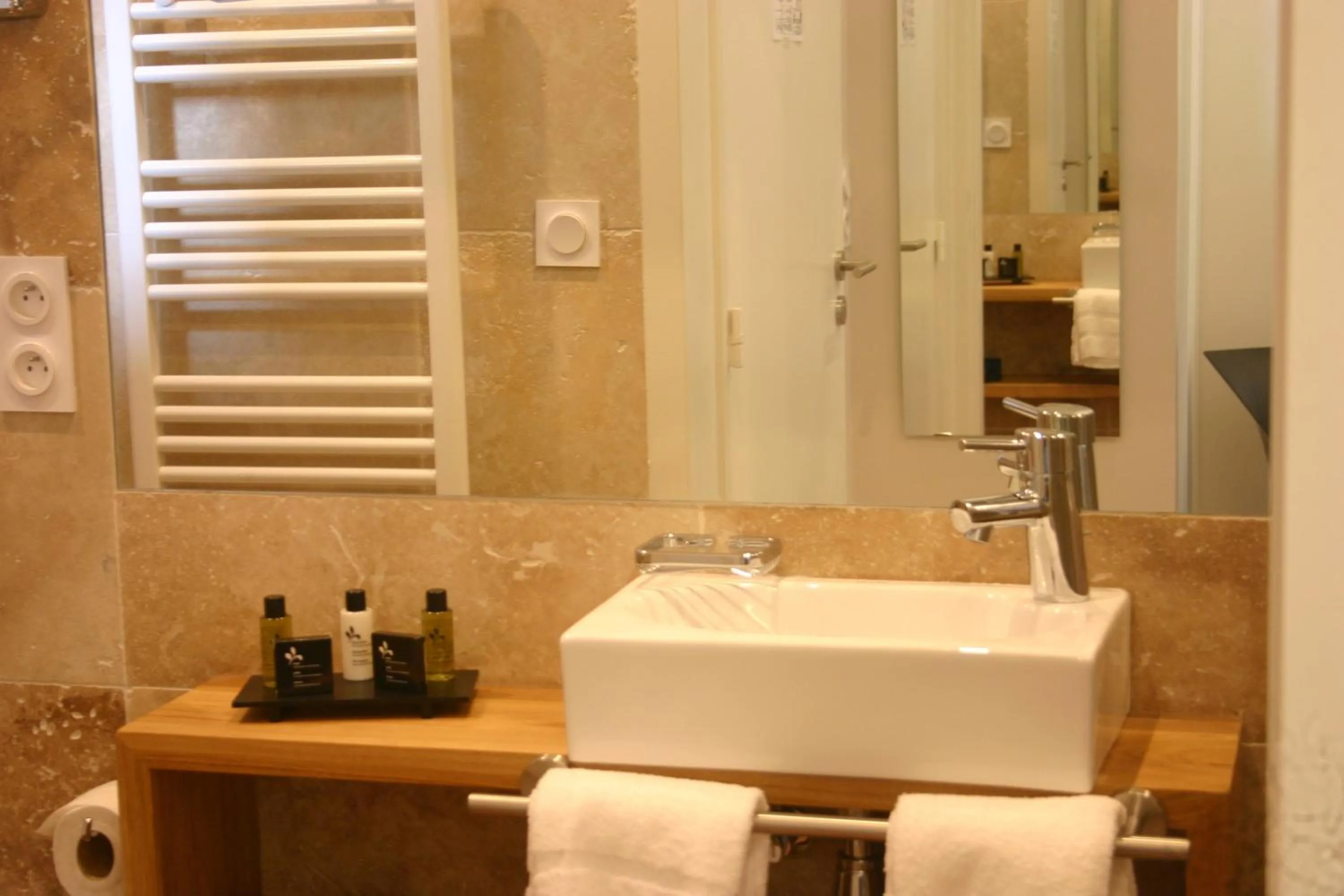 Bathroom in La Terrasse - Hôtel Restaurant à Vézelay