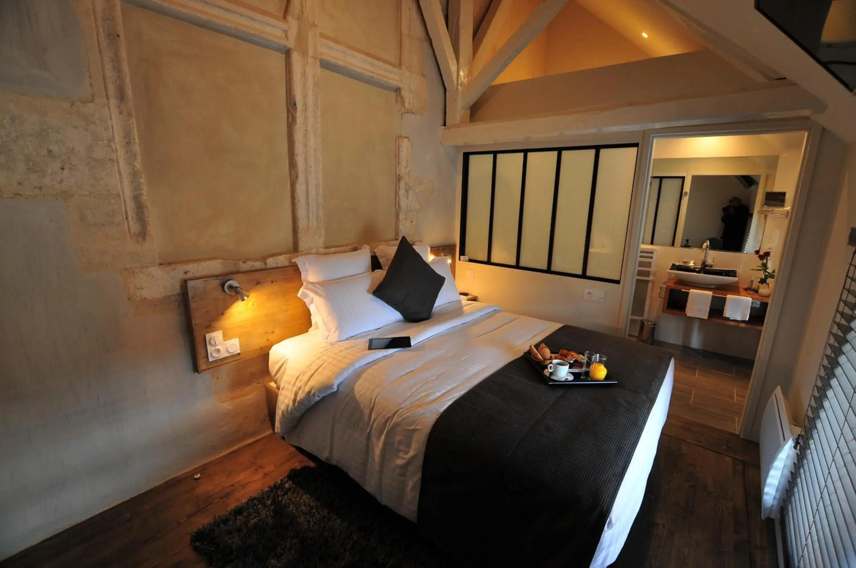 Double Room with Shower in La Terrasse - Hôtel Restaurant à Vézelay Double Room with Shower in La Terrasse - Hôtel Restaurant à Vézelay