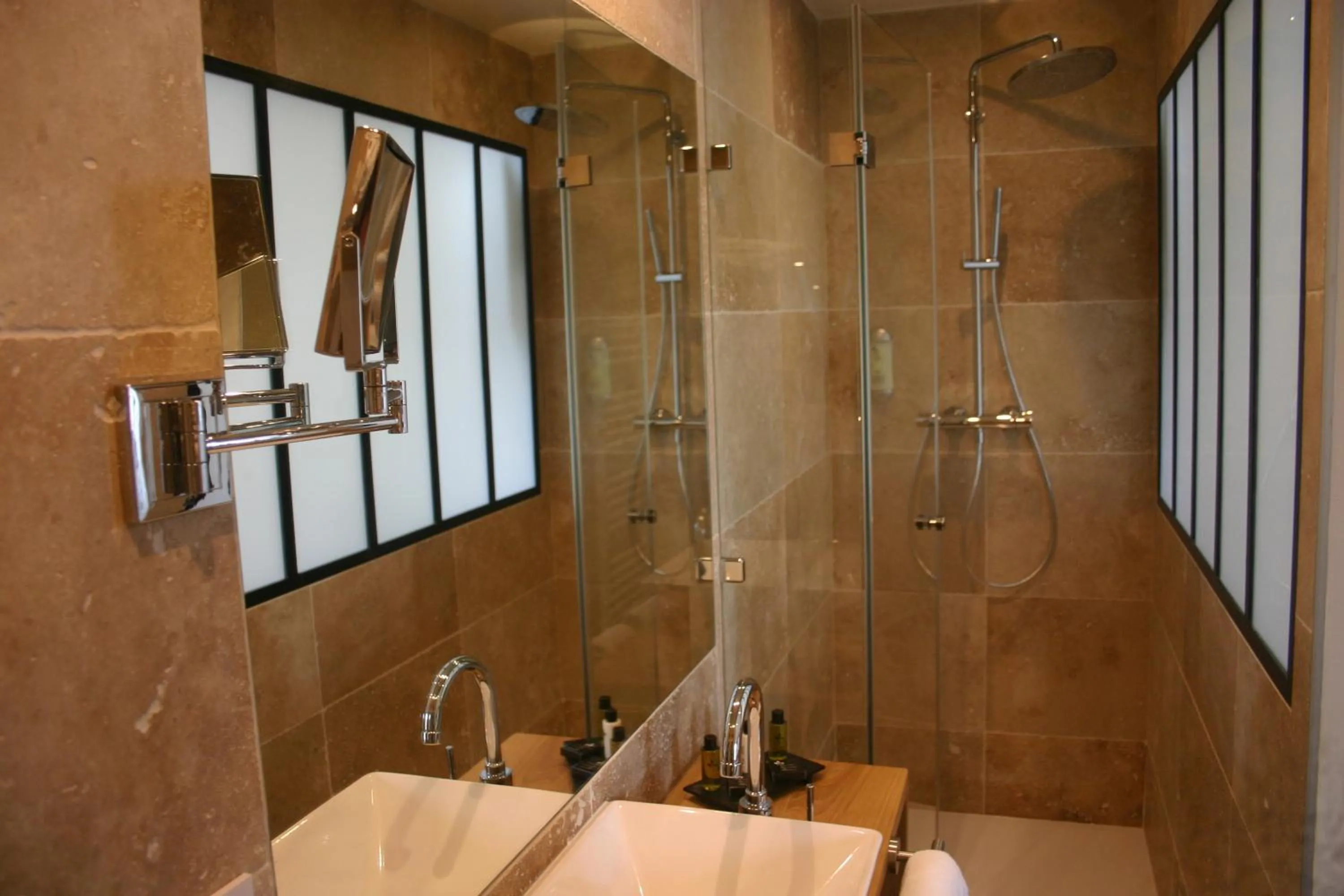 Shower in La Terrasse - Hôtel Restaurant à Vézelay