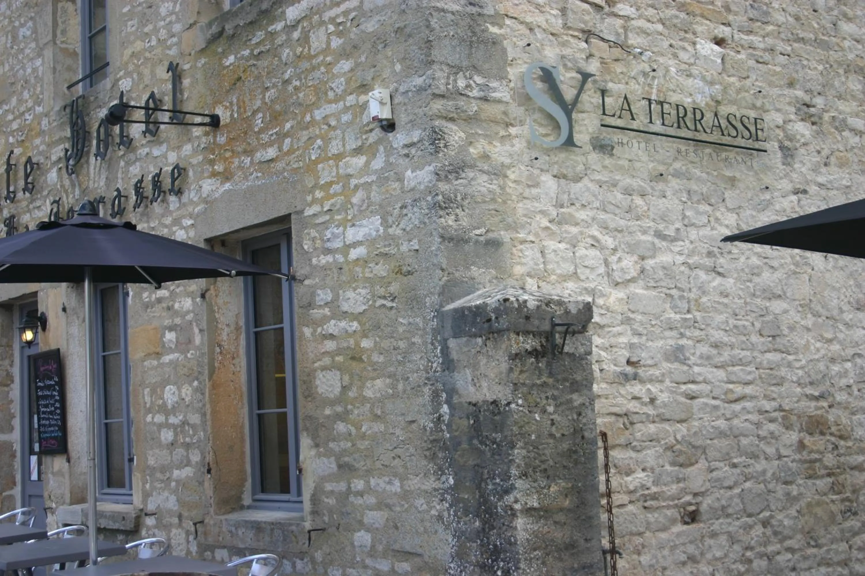 Facade/entrance in La Terrasse - Hôtel Restaurant à Vézelay