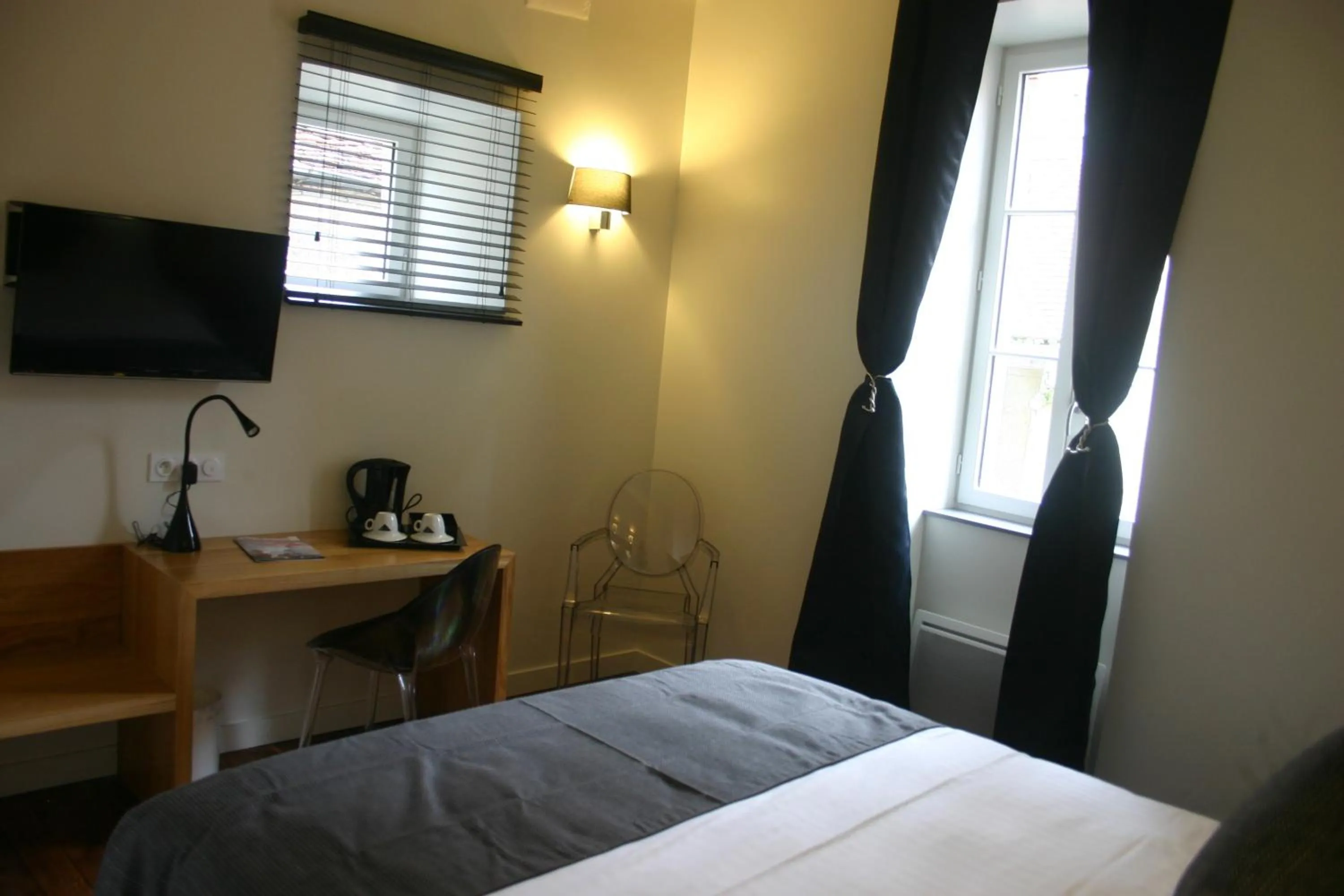 Photo of the whole room, Bed in La Terrasse - Hôtel Restaurant à Vézelay