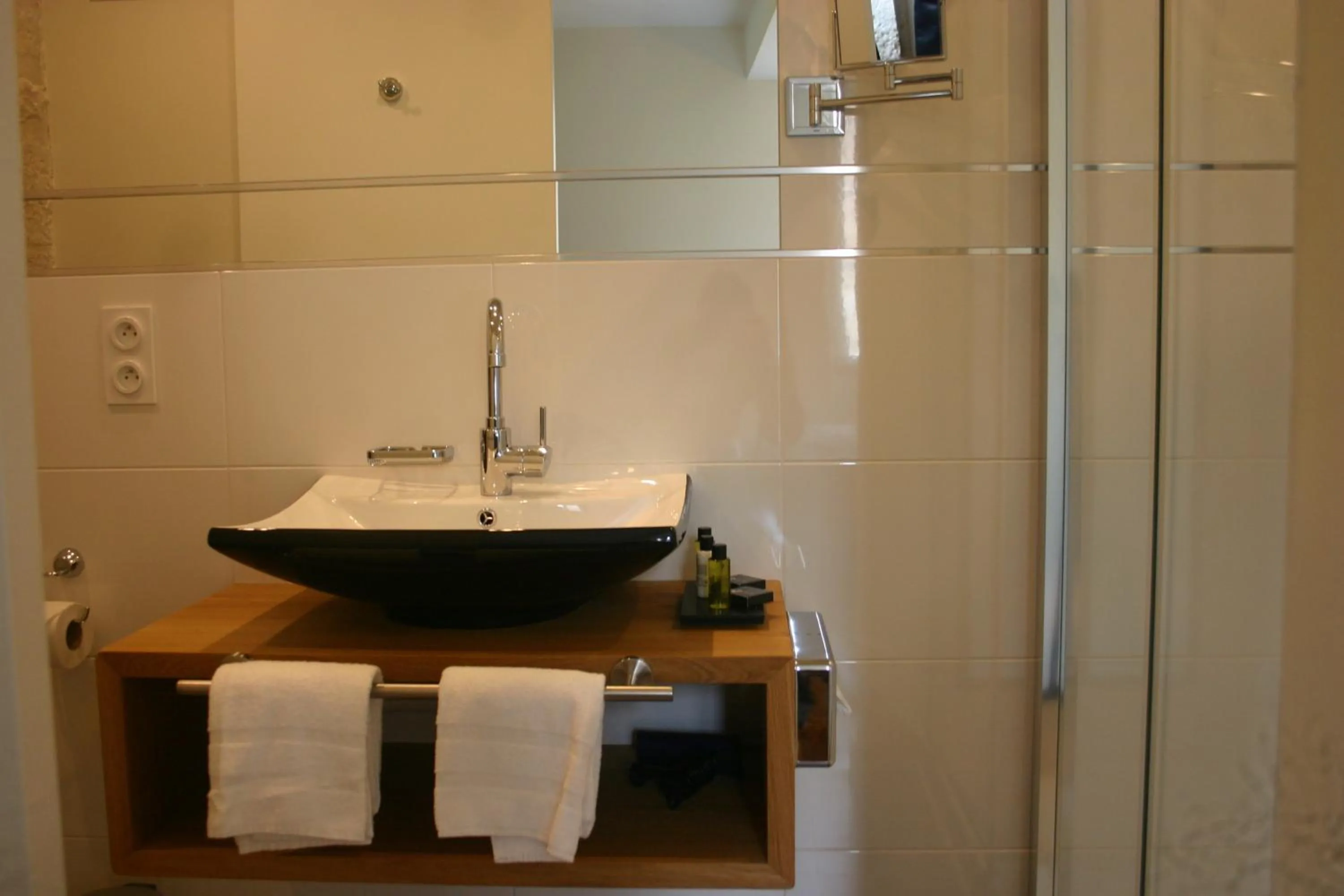 Bathroom in La Terrasse - Hôtel Restaurant à Vézelay