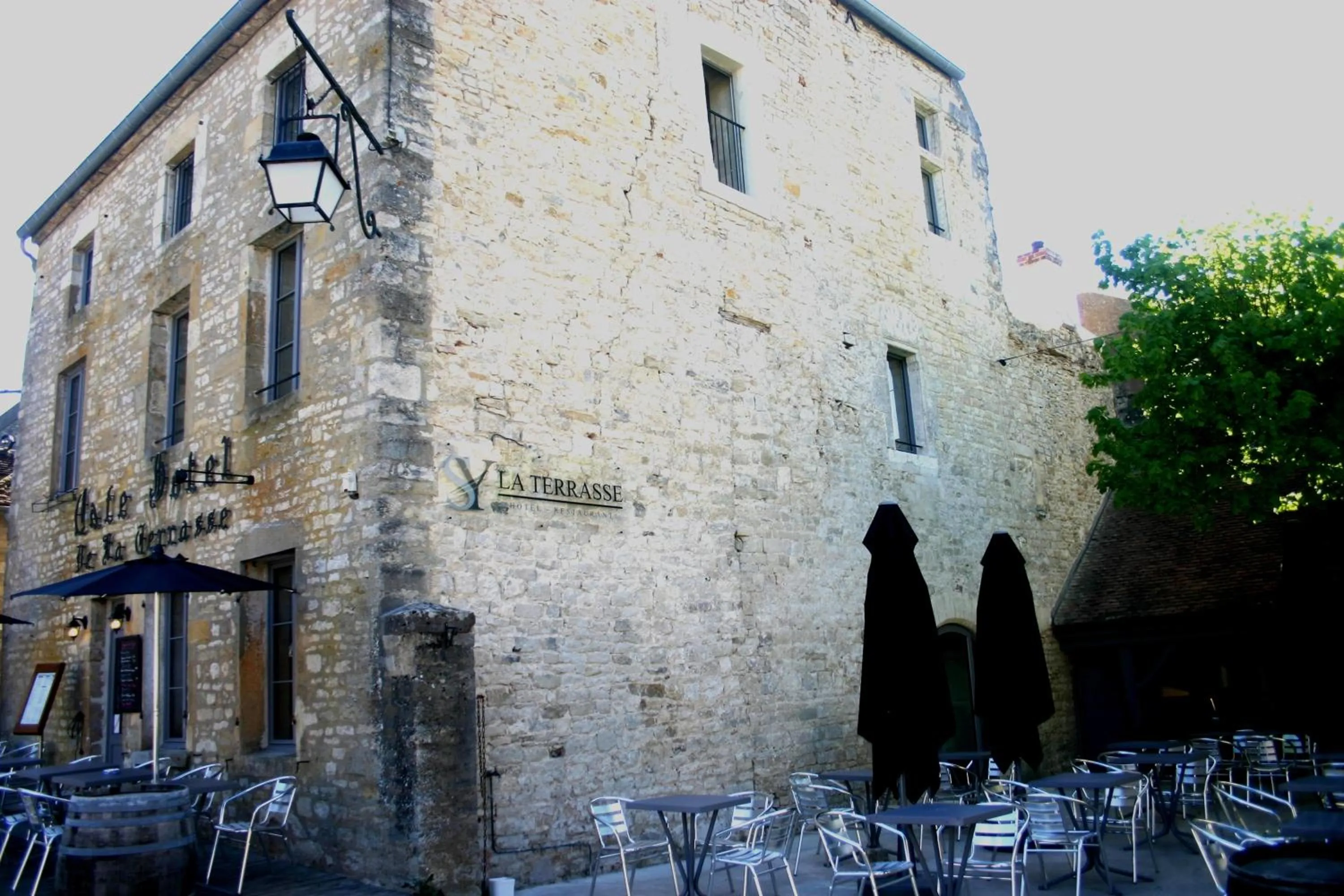 Facade/entrance in La Terrasse - Hôtel Restaurant à Vézelay
