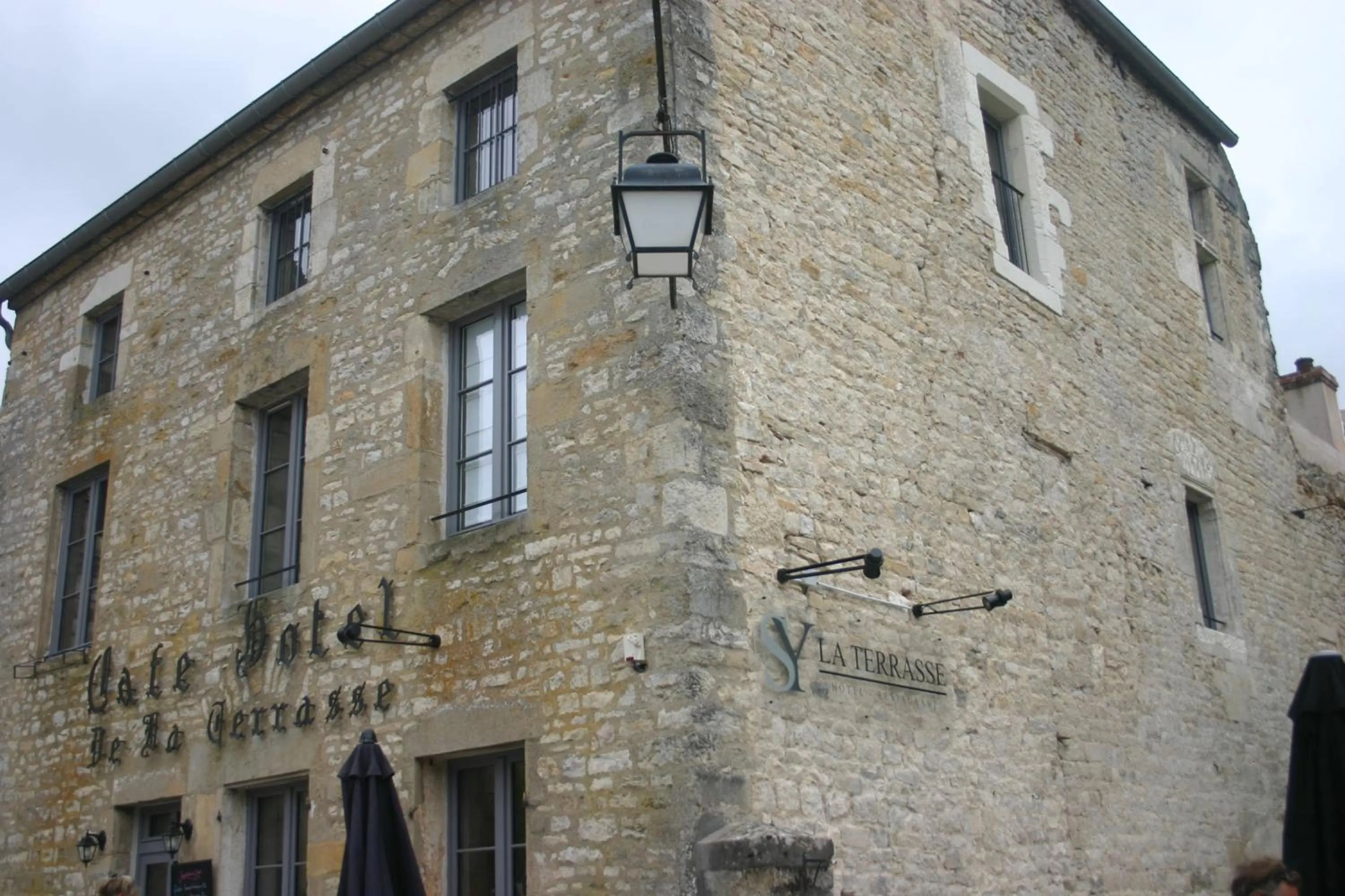 Facade/entrance in La Terrasse - Hôtel Restaurant à Vézelay