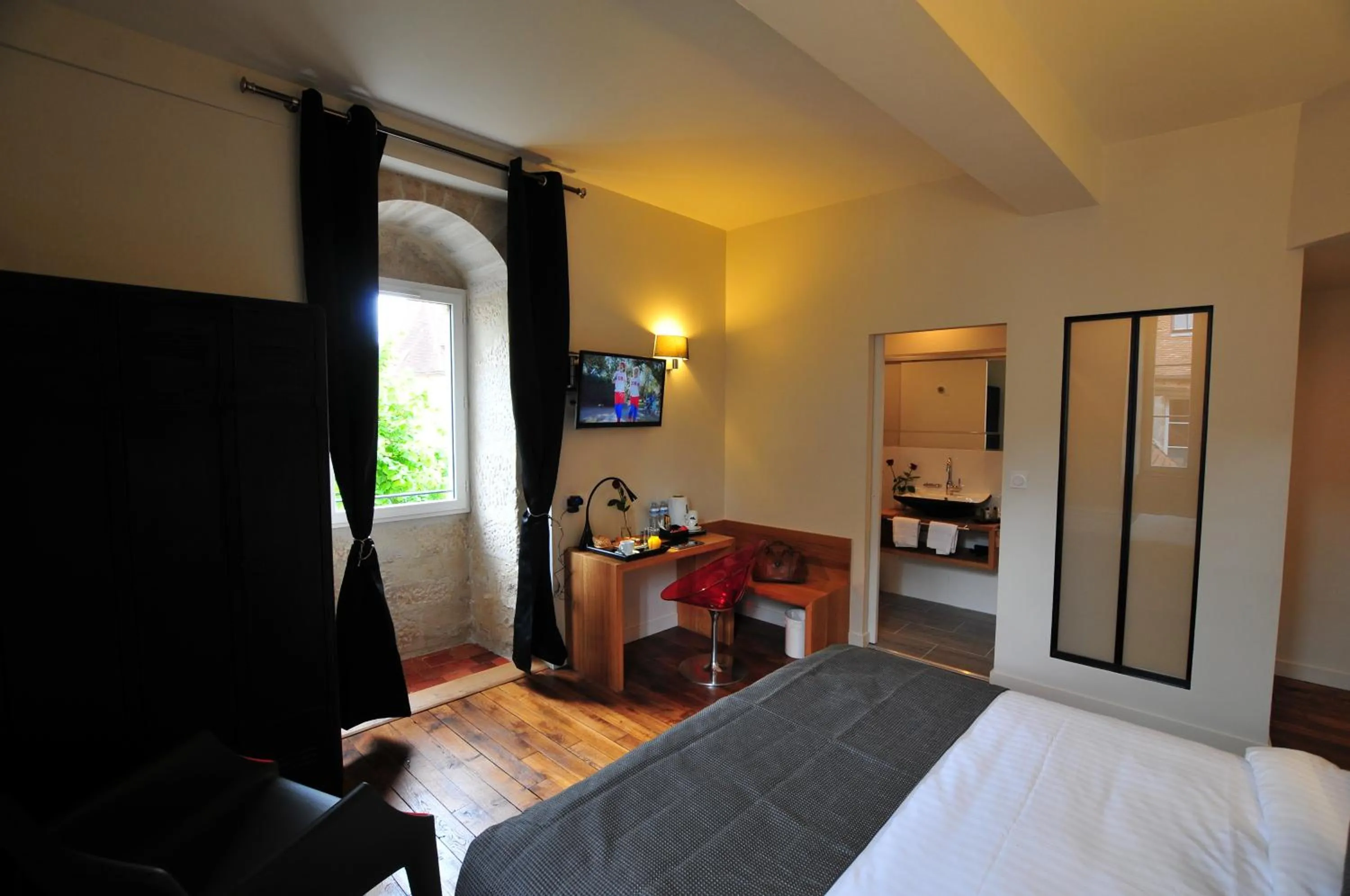 Day, Bed in La Terrasse - Hôtel Restaurant à Vézelay