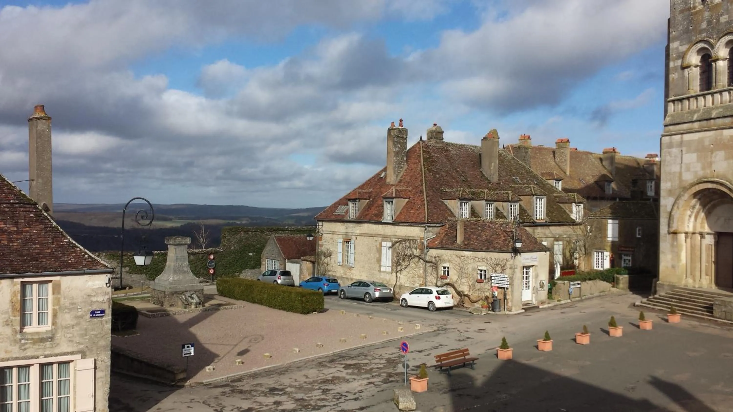 Street view in La Terrasse - Hôtel Restaurant à Vézelay