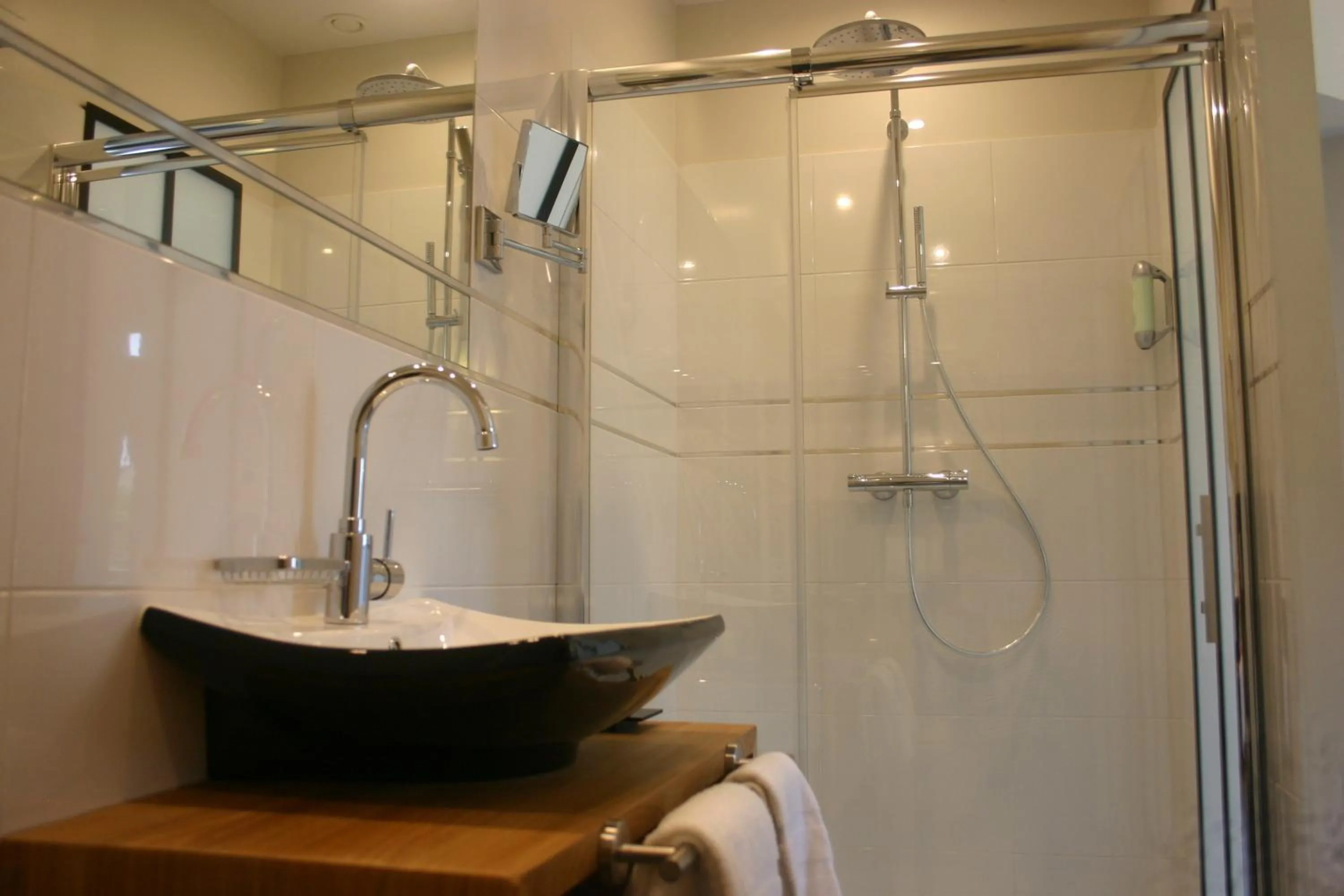 Shower in La Terrasse - Hôtel Restaurant à Vézelay