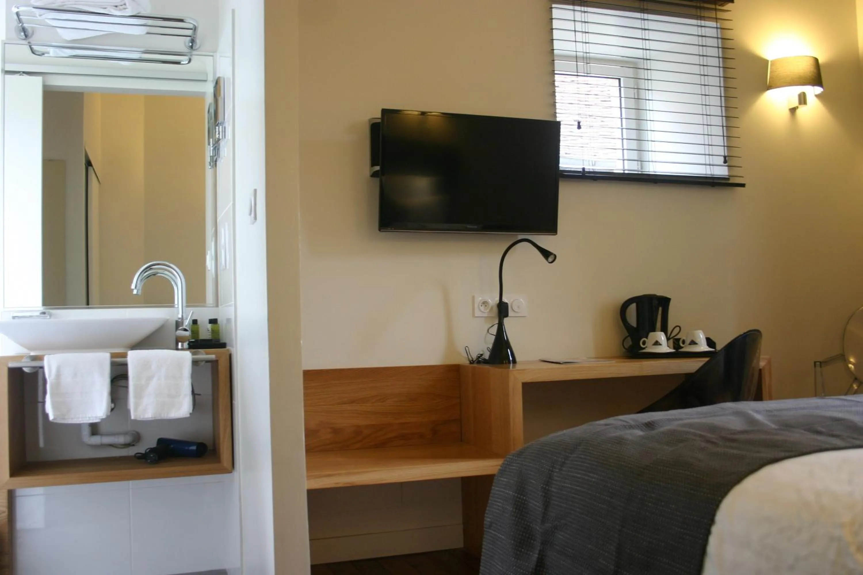 TV and multimedia, Bed in La Terrasse - Hôtel Restaurant à Vézelay