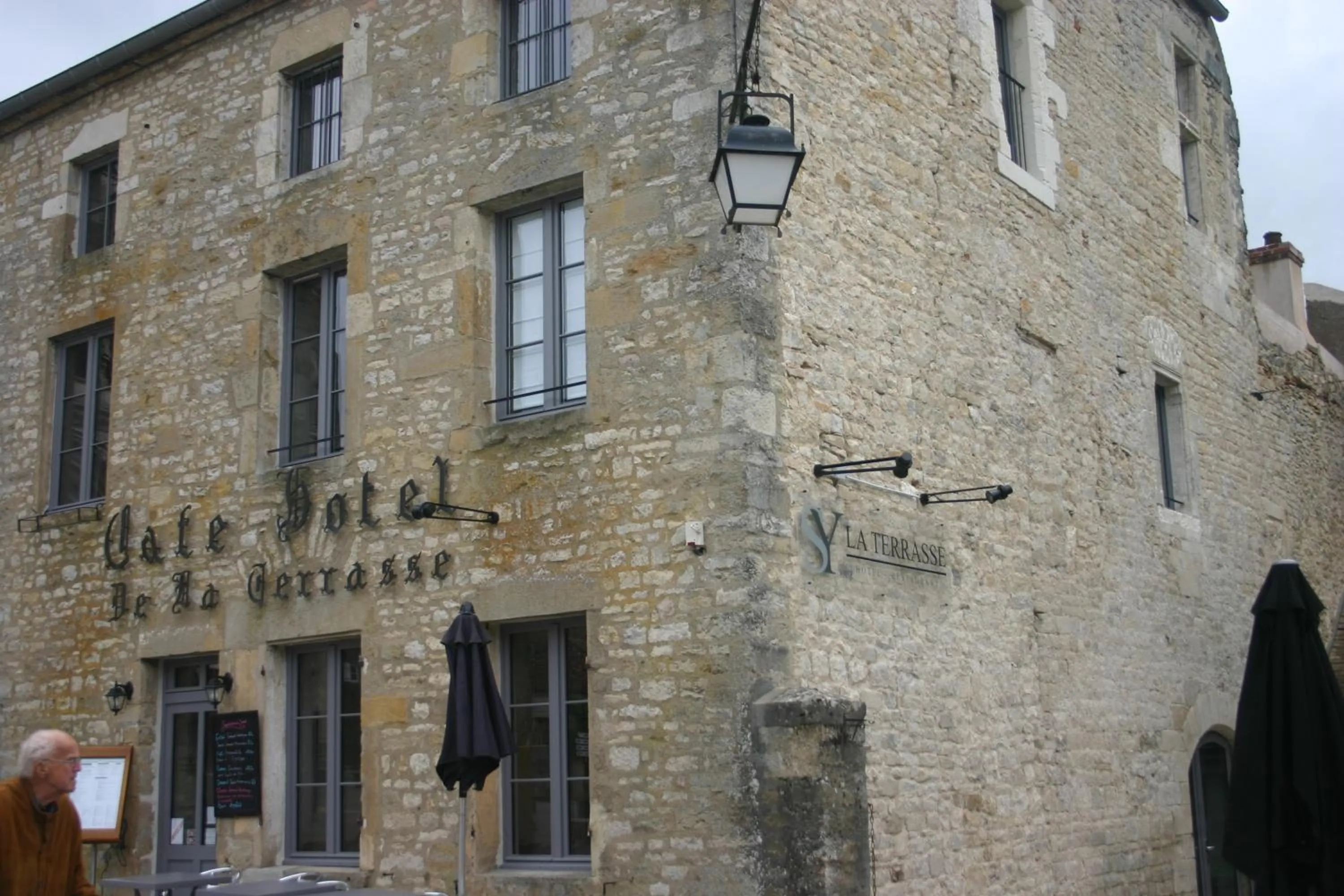 Facade/entrance in La Terrasse - Hôtel Restaurant à Vézelay