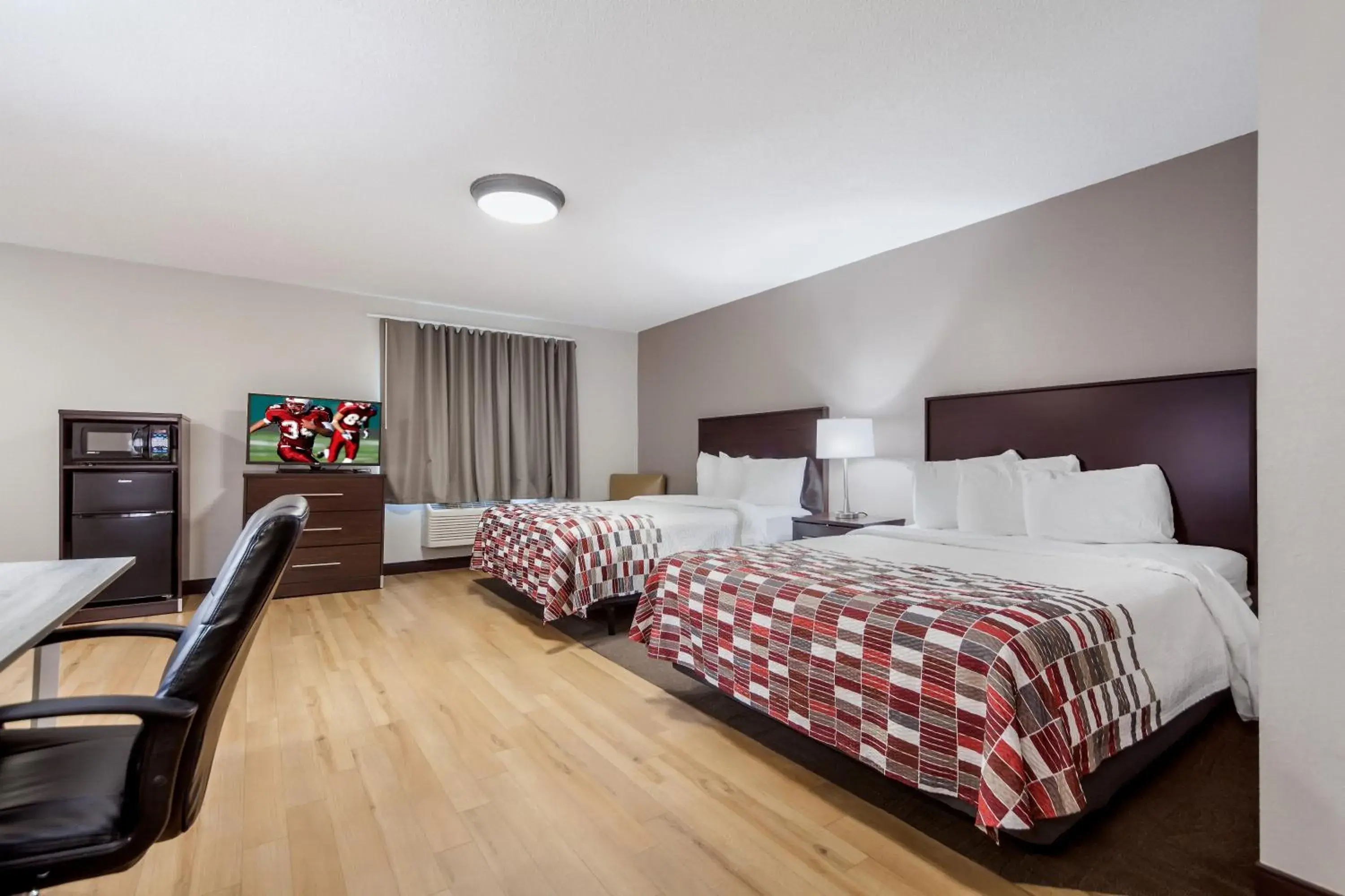 Deluxe Room with Three Queen Beds Smoke Free in Red Roof Inn & Suites Omaha - Council Bluffs Deluxe Room with Three Queen Beds Smoke Free in Red Roof Inn & Suites Omaha - Council Bluffs