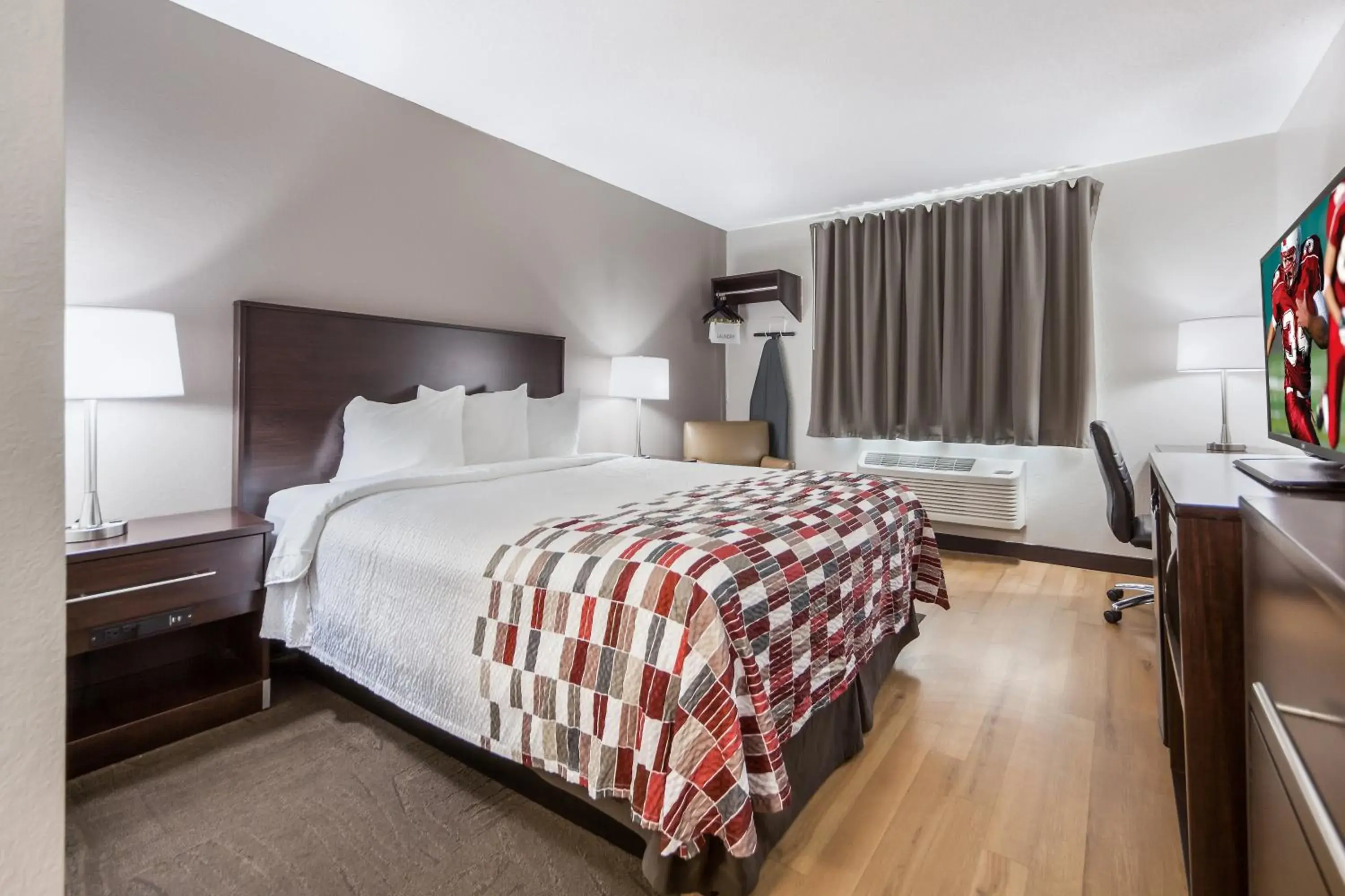 Deluxe Room with One Queen Bed Smoke Free in Red Roof Inn & Suites Omaha - Council Bluffs Deluxe Room with One Queen Bed Smoke Free in Red Roof Inn & Suites Omaha - Council Bluffs