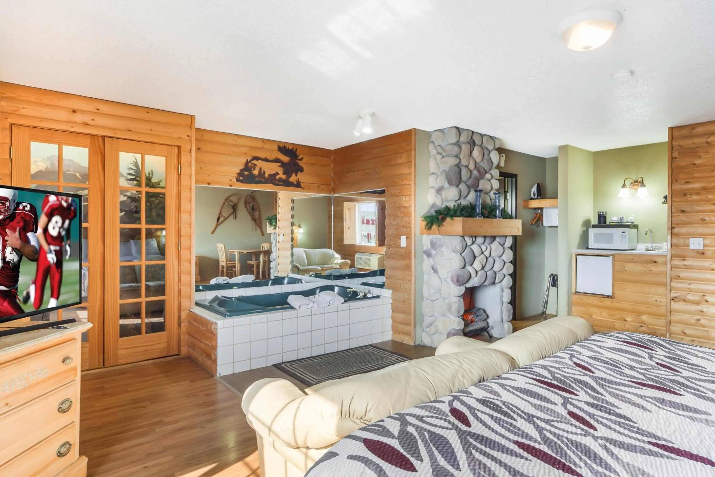 Photo of the whole room, Bed in Red Roof Inn & Suites Omaha - Council Bluffs