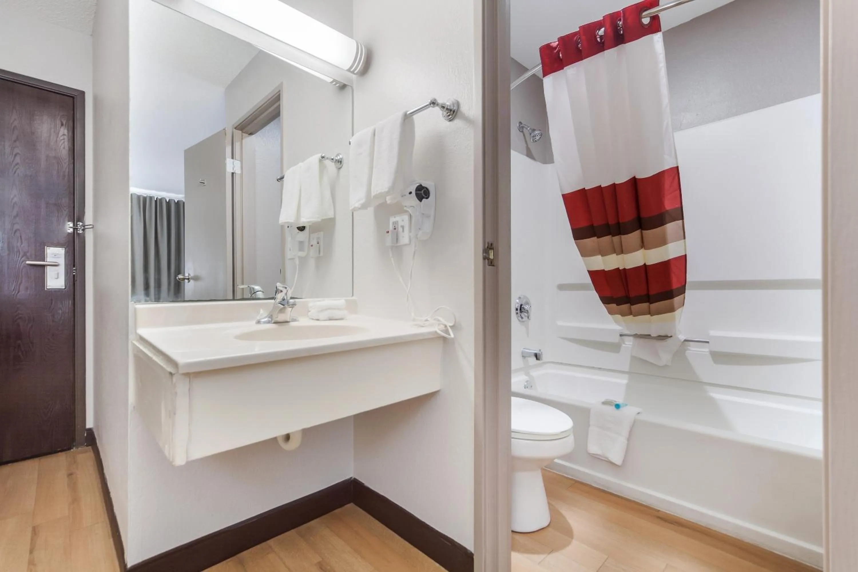 Bathroom in Red Roof Inn & Suites Omaha - Council Bluffs