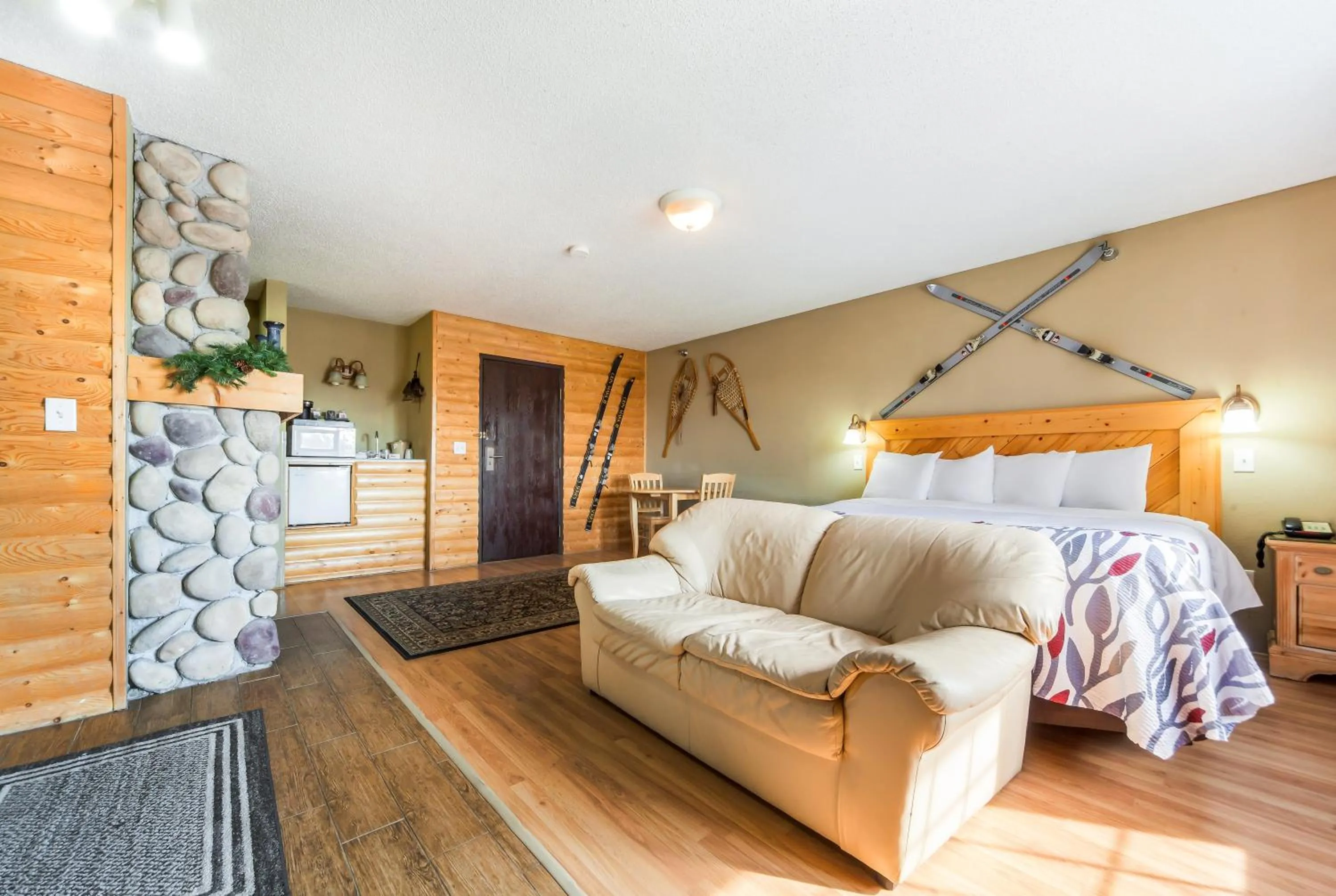 Photo of the whole room in Red Roof Inn & Suites Omaha - Council Bluffs